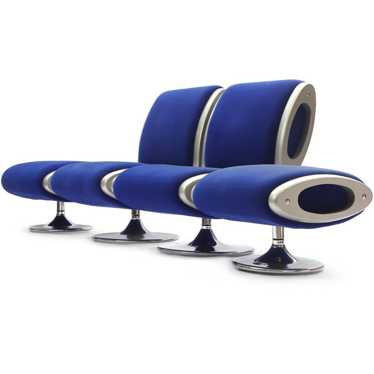 Fauteuil de salon pivotant futuriste et finement construit de Steele avec ottoman, chacun ayant des bases de piédestal chromées et des sièges en acier recouverts de mousse injectée, et des côtés en polyuréthane laqué.