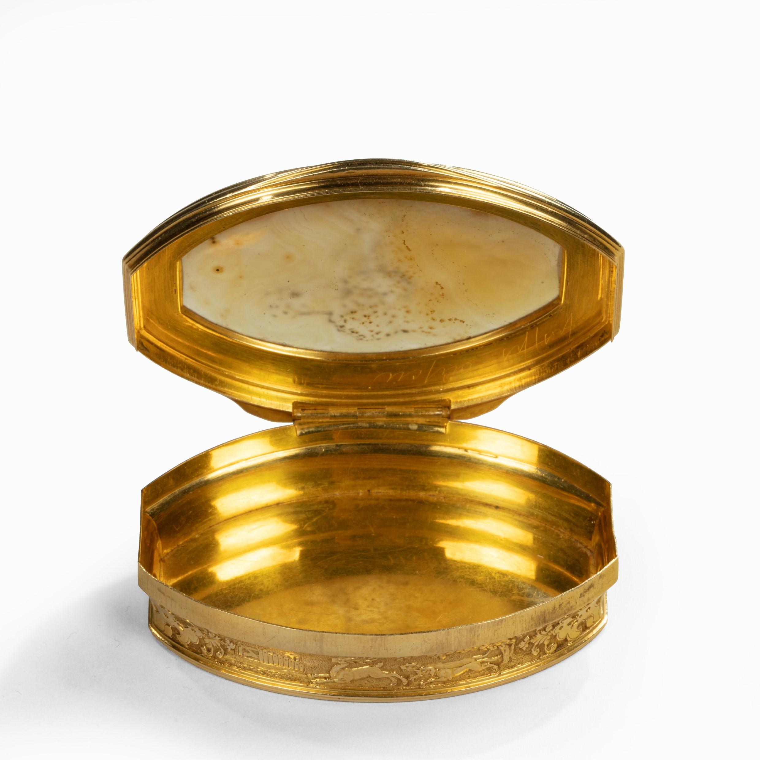Diese ovale goldene Schnupftabakdose ist mit einem Wappen aus einem 