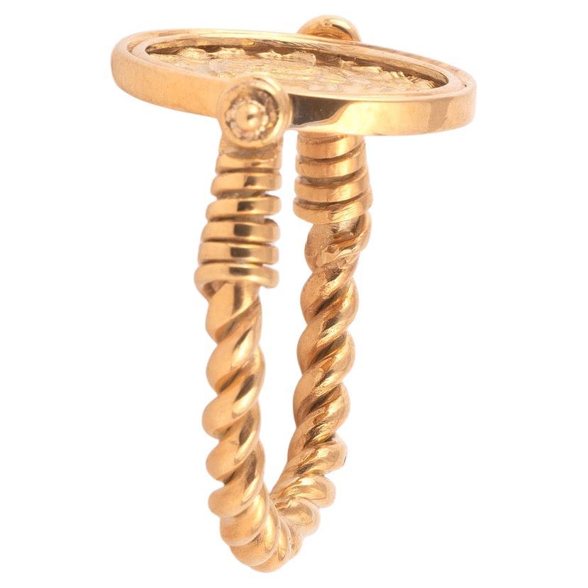 Ein goldener und byzantinischer Theophilus II 829-842 AC Münzring, Theophilus (829-842), Frontalbüste mit kreuzförmigem Globus.
Ring mit einer antiken Goldmünze, die in einen Ring aus gedrehtem Gelbgold eingefasst ist, Größe 7 1/4
Gewicht: 6,40 g.