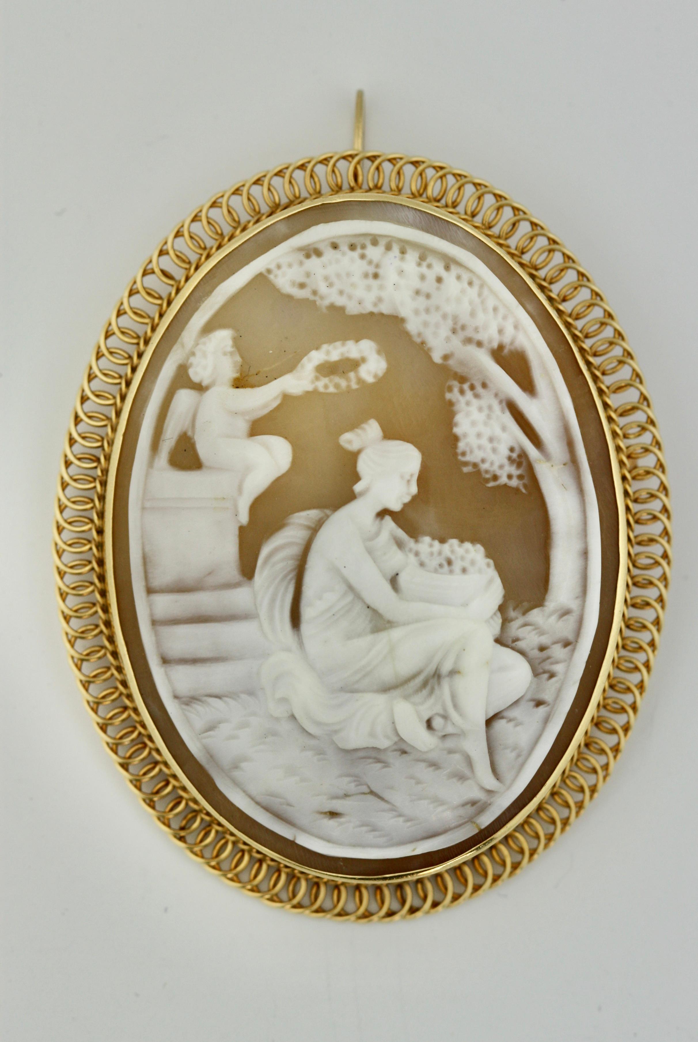 Broche camée représentant une scène néoclassique Bon état - En vente à Palm Beach, FL