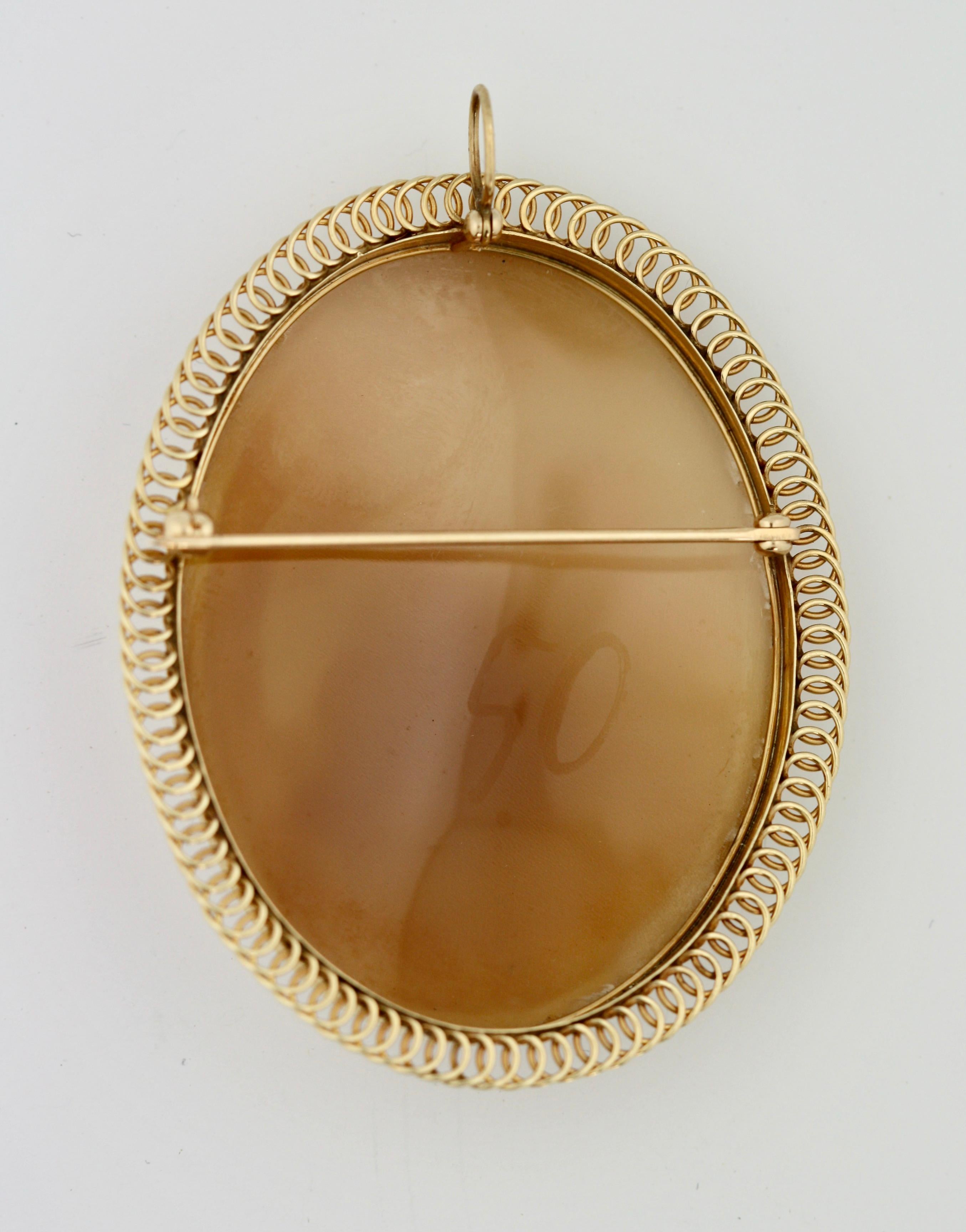 Broche camée représentant une scène néoclassique Unisexe en vente