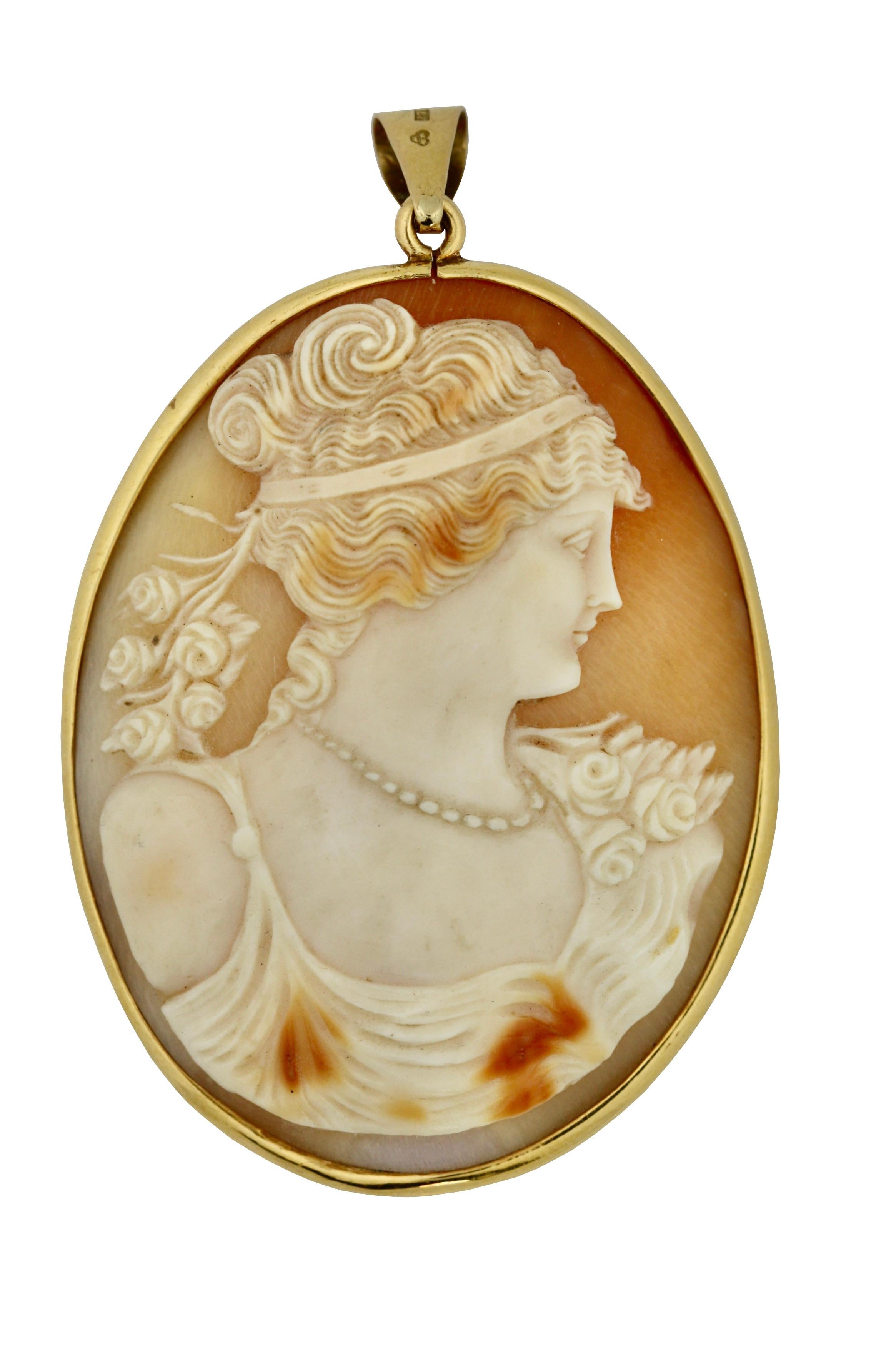 Pendentif en or et camée représentant une femme victorienne Unisexe en vente