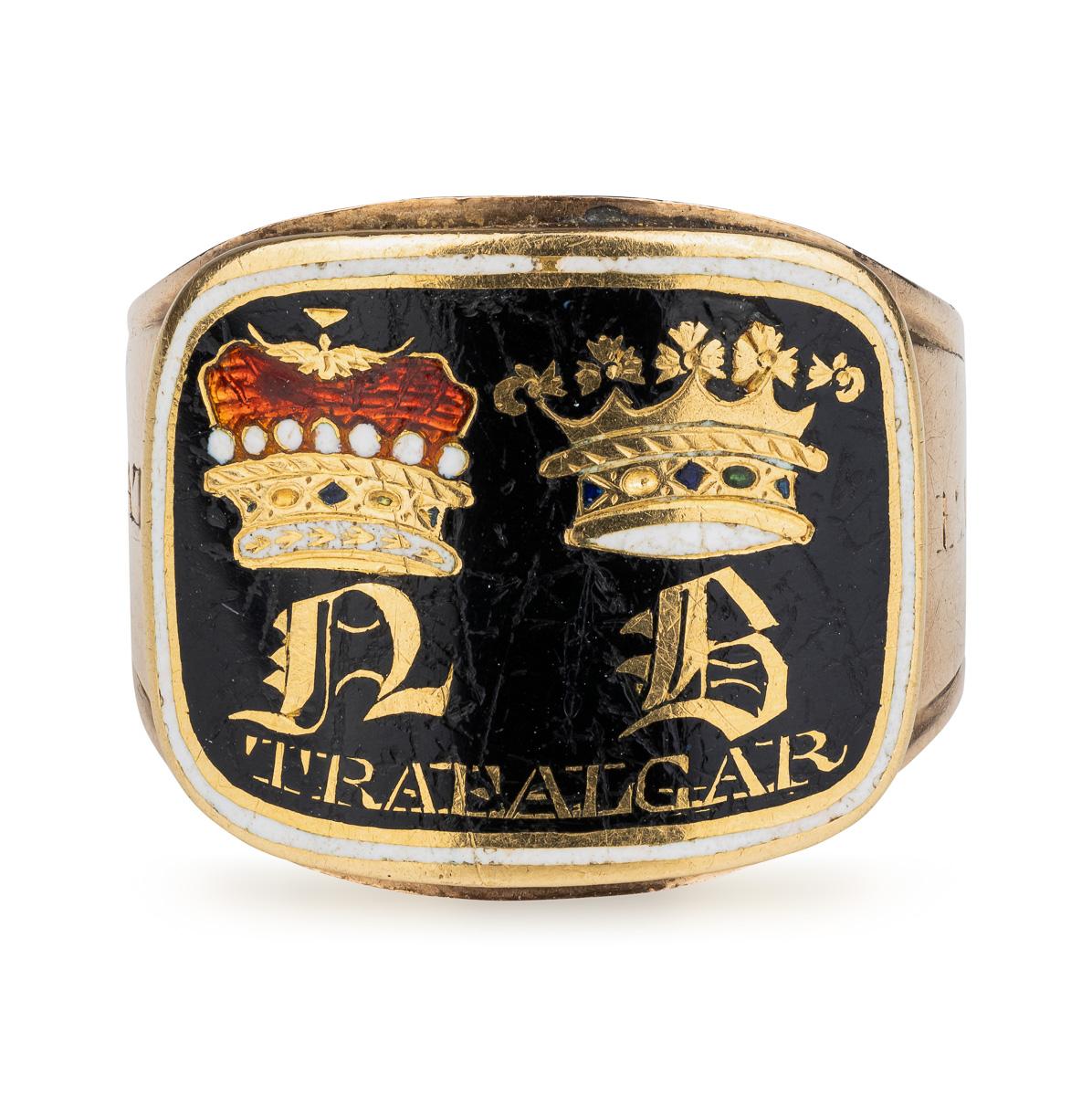 Ein äußerst seltener Ring, der an den Seehelden Horatio Nelson erinnert, der 1805 in der Schlacht von Trafalgar im Kampf gegen die napoleonischen Truppen fiel. Dr. William Nelson, der Bruder des Admirals, bestellte 58 Trauerringe für Familie und