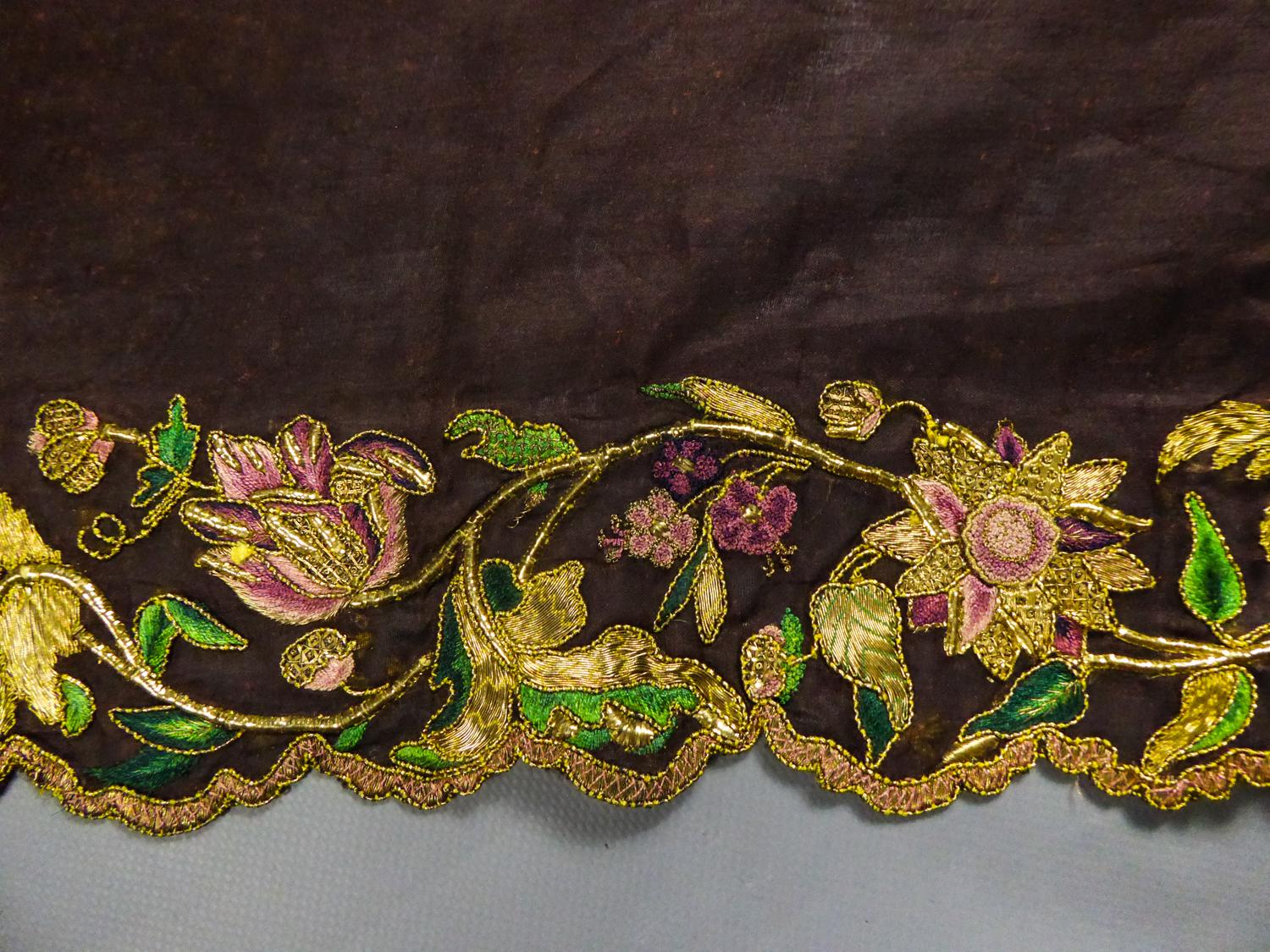 A gold and silk embroidered Fichu or Palatine Fichu Scarf - Europe - Circa 1700 In Good Condition In Toulon, FR