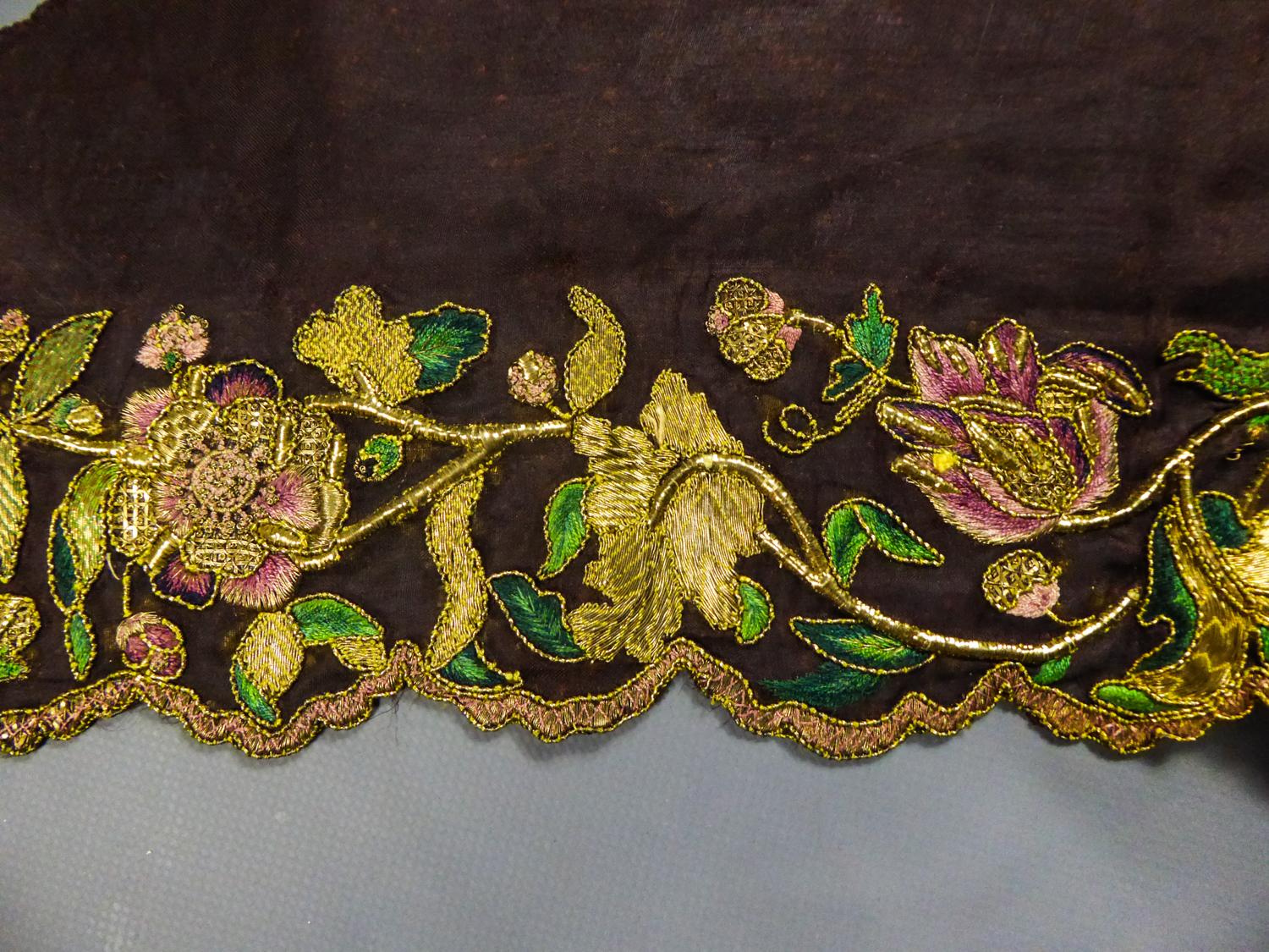 Women's or Men's A gold and silk embroidered Fichu or Palatine Fichu Scarf - Europe - Circa 1700
