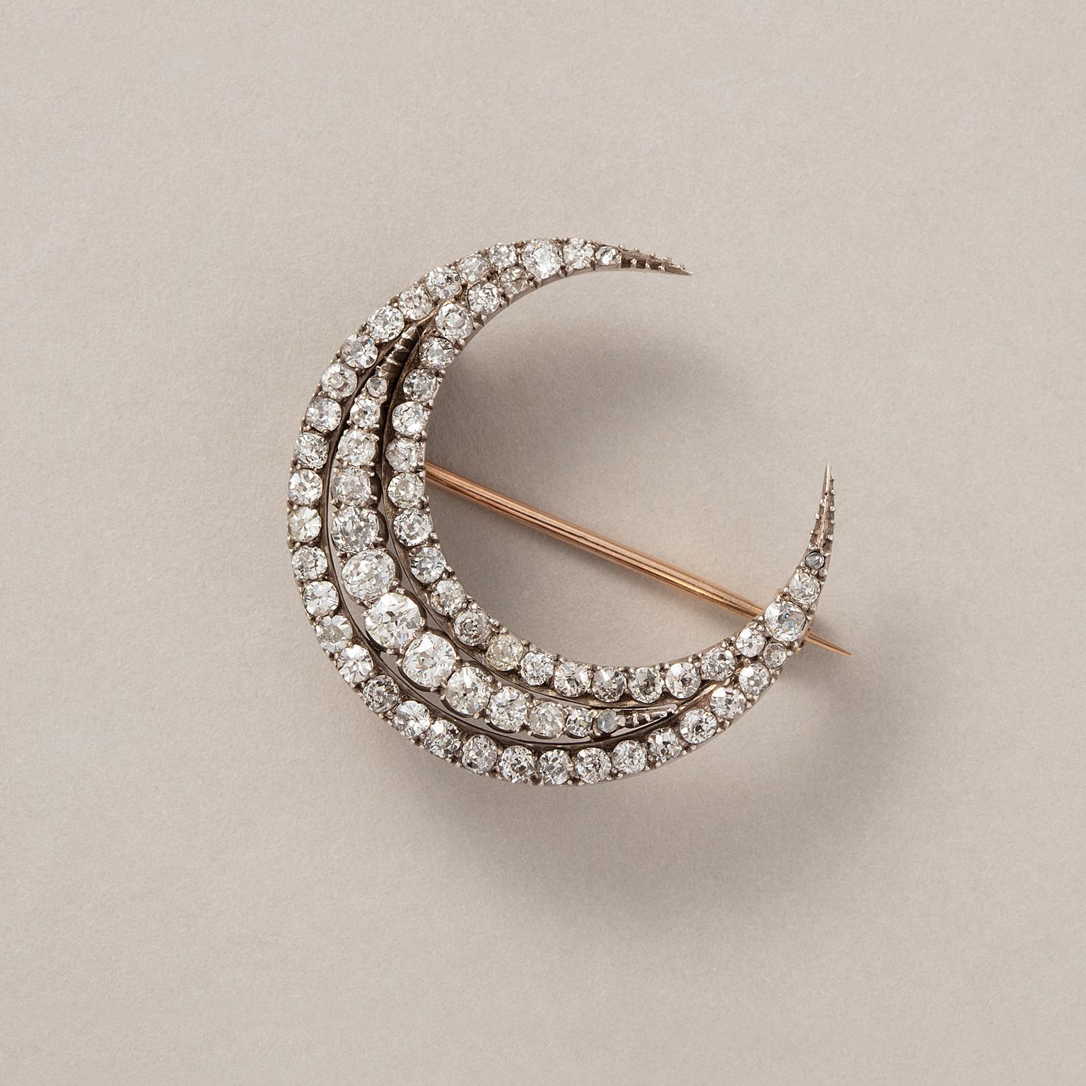 A 13.56-carat gold crescent brooch with 62 old-cut diamonds and 4 rose diamonds (app. 4 carats) set in silver, circa 1860.

weight: 8.3 g 
dimensions: 3.4 x 3.2 cm