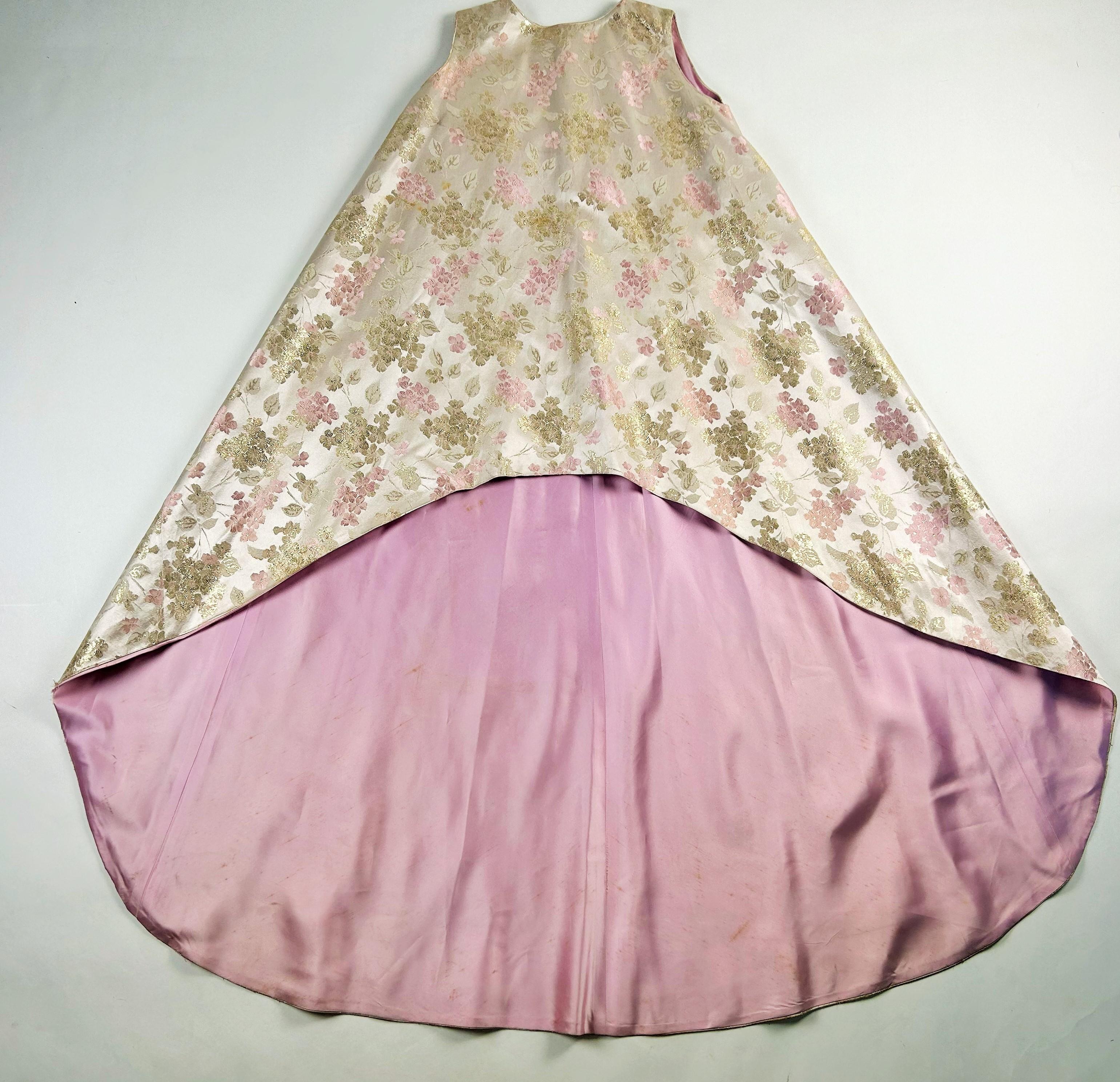 Robe en brocart doré dans le style de Cristobal Balenciaga - A.I.C. C.1968 en vente 7