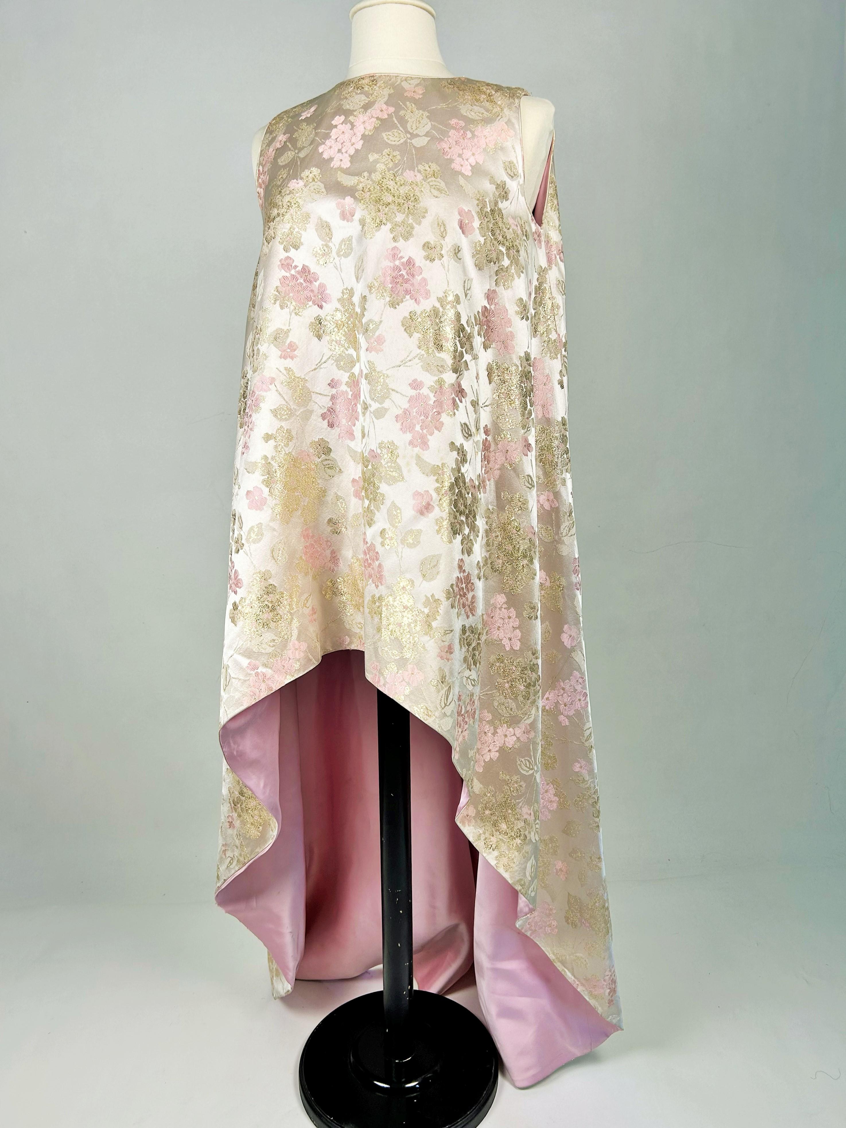 Or Robe en brocart doré dans le style de Cristobal Balenciaga - A.I.C. C.1968 en vente