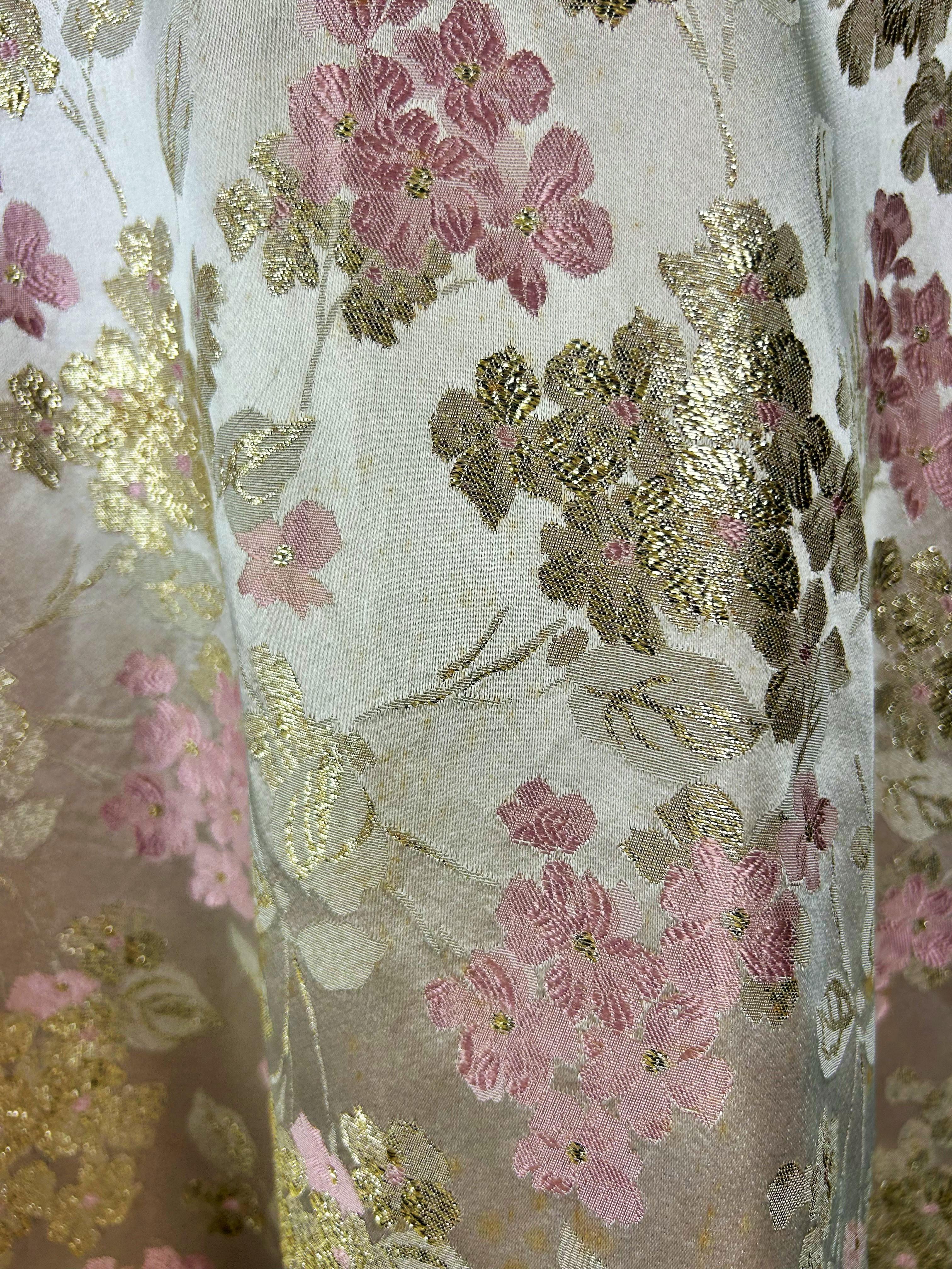 Robe en brocart doré dans le style de Cristobal Balenciaga - A.I.C. C.1968 en vente 1