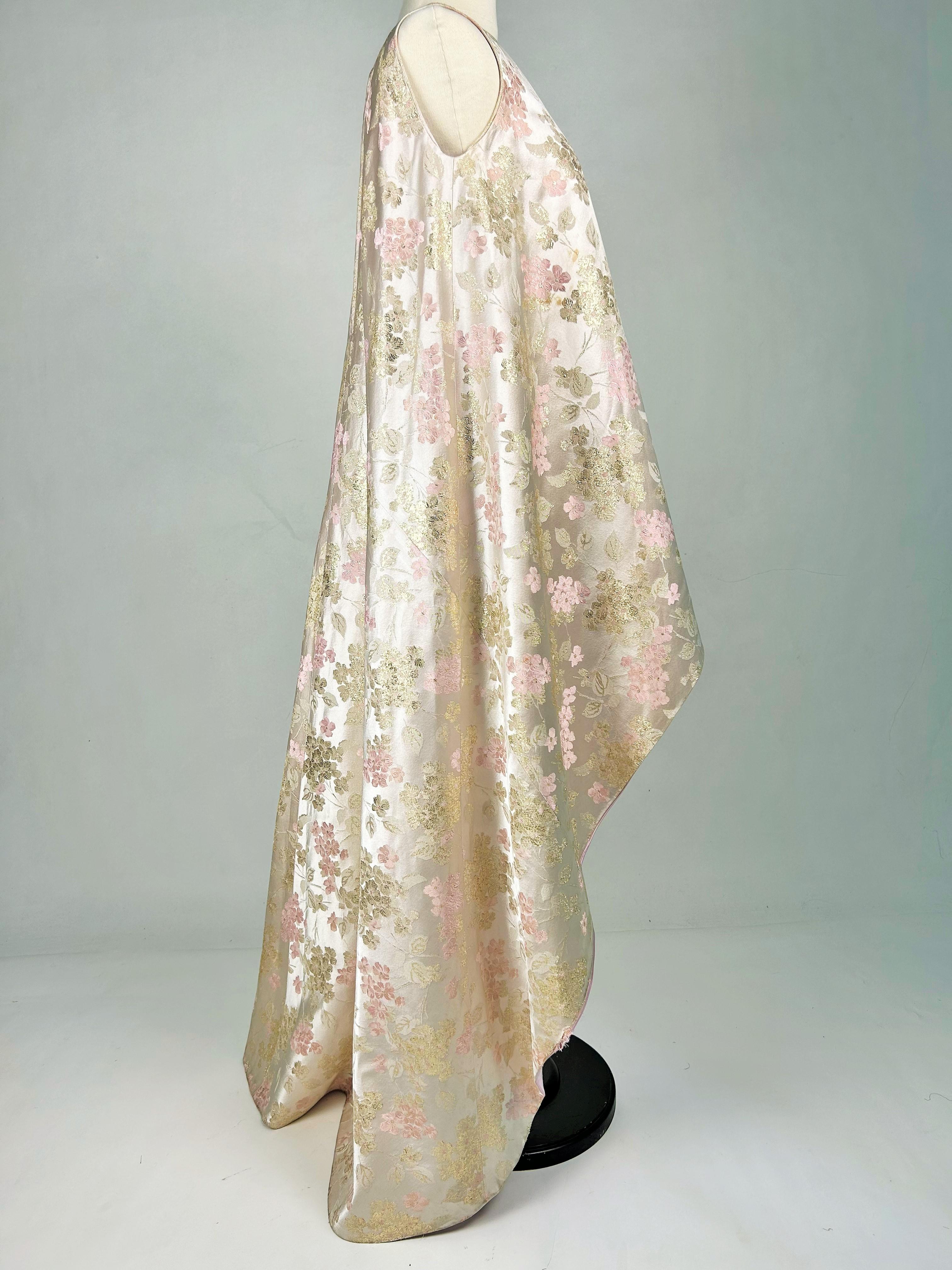 Robe en brocart doré dans le style de Cristobal Balenciaga - A.I.C. C.1968 en vente 2