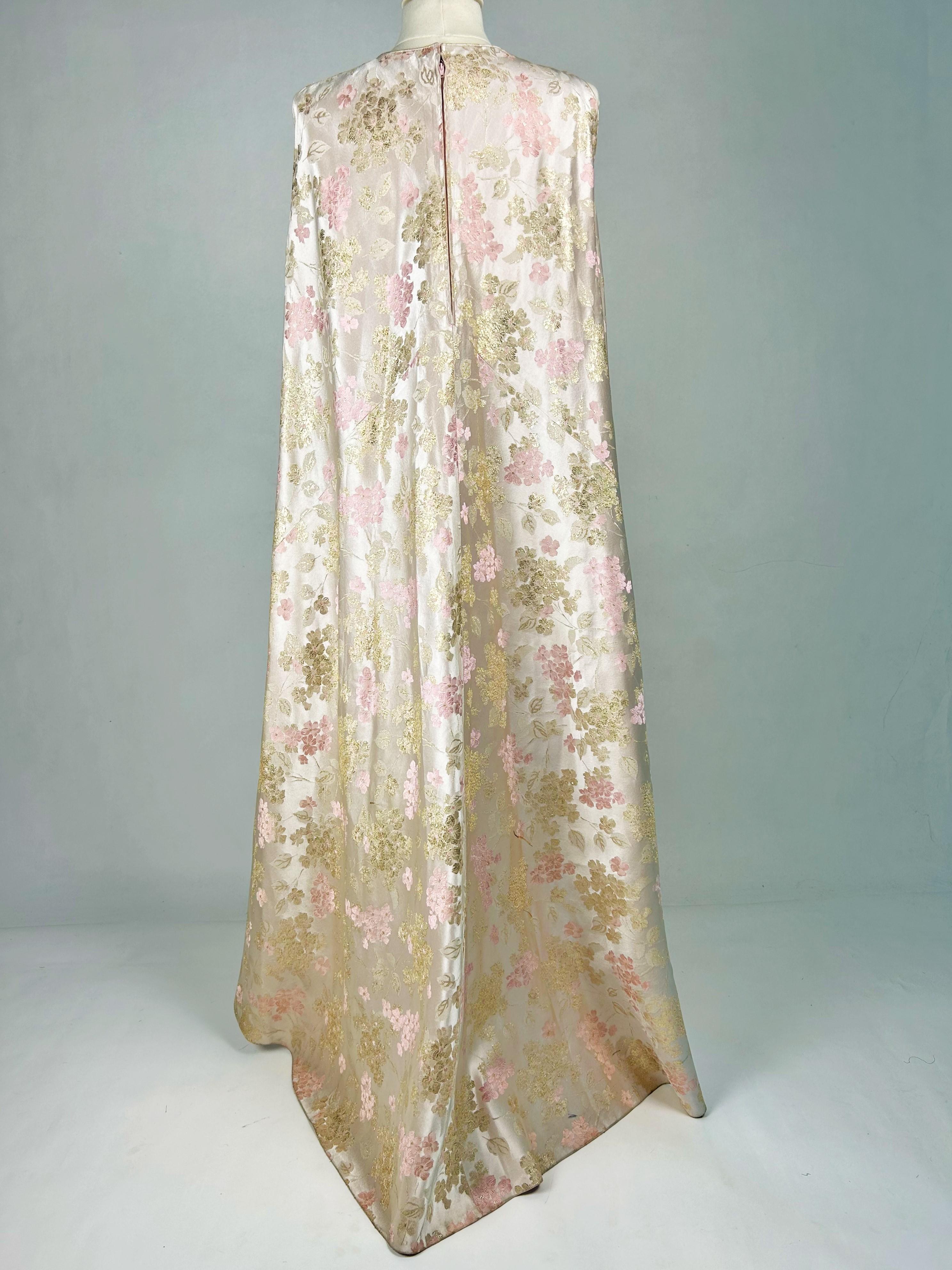 Robe en brocart doré dans le style de Cristobal Balenciaga - A.I.C. C.1968 en vente 3