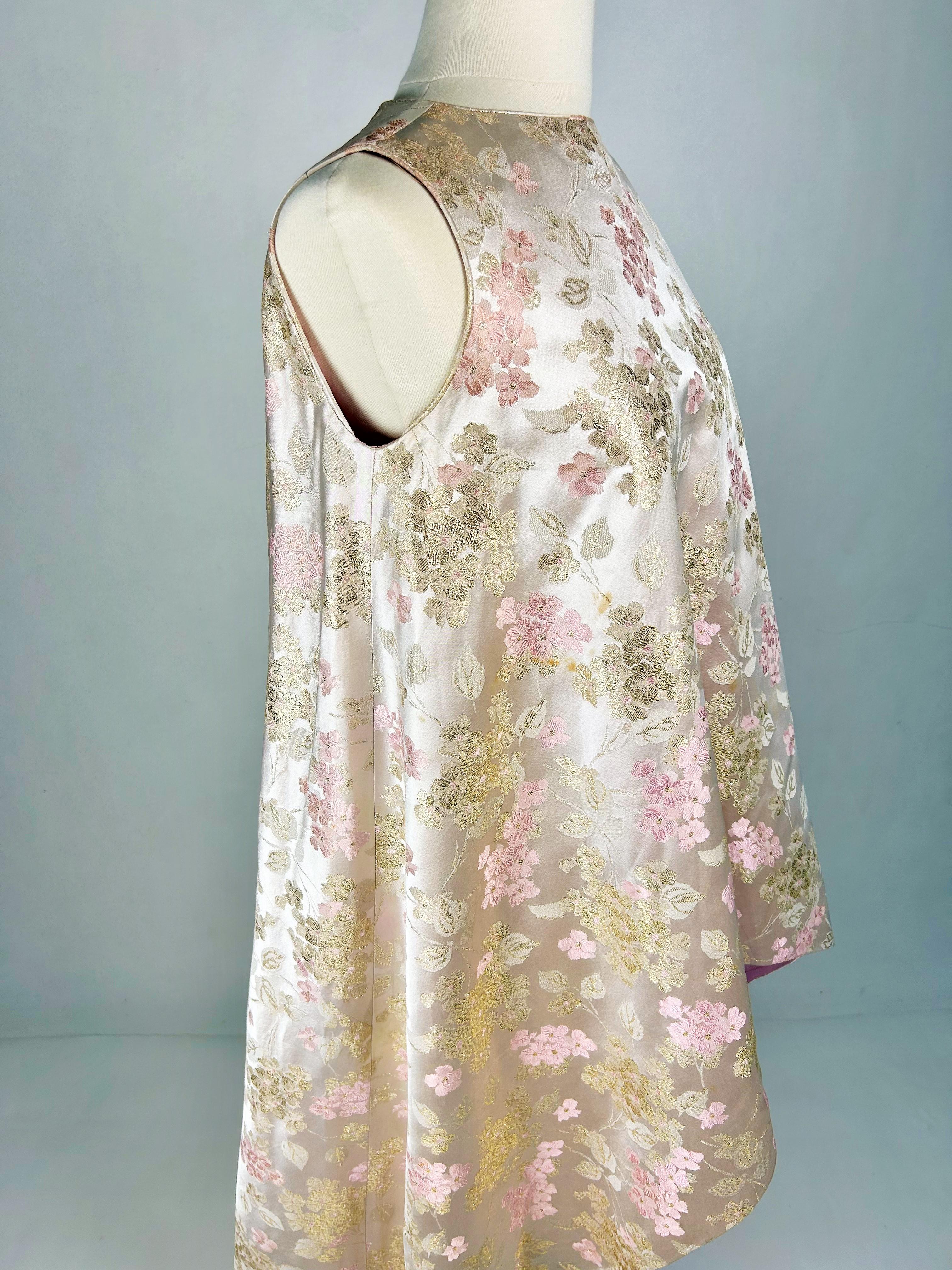 Robe en brocart doré dans le style de Cristobal Balenciaga - A.I.C. C.1968 en vente 4