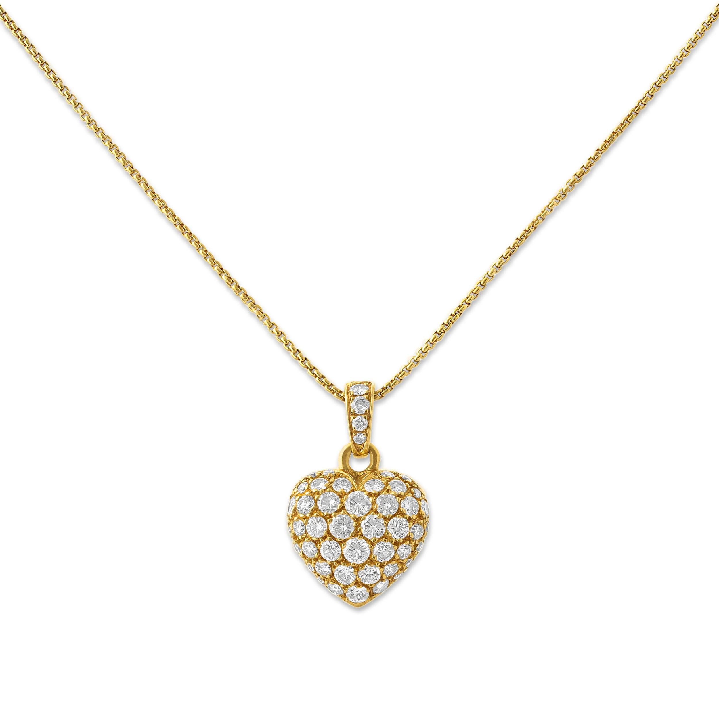 Un pendentif contemporain en or et diamants en forme de cœur par Cartier. Réalisé en or jaune 18 carats, ce cœur délicat est serti en pavé d'environ 1,25 carats de diamants et suspendu à une chaîne simple.
