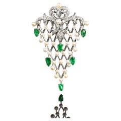 Pendentif en résille en or, émeraude, diamants et perles.