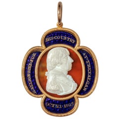 Pendentif commémoratif en or, émail et camée de William Tassie, 1805