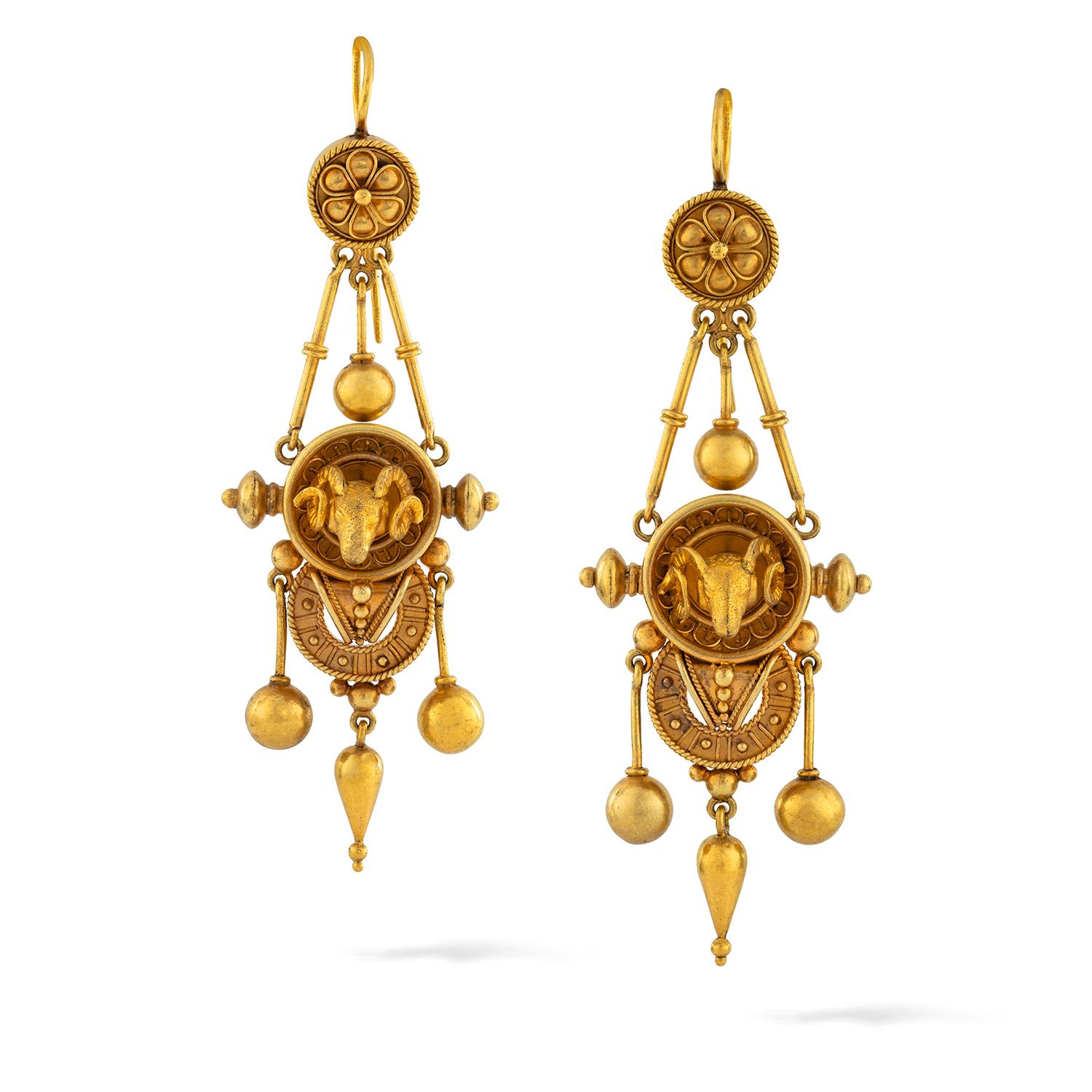 Eine goldene Etruscan Revival Suite mit Widderkopf Dekorationen, bestehend aus einem Armband, ein Paar Ohrringe und ein Anhänger, das Armband mit einem realistisch geschnitzten Widderkopf von etruskischen Stil Draht und Perlenarbeit Dekorationen