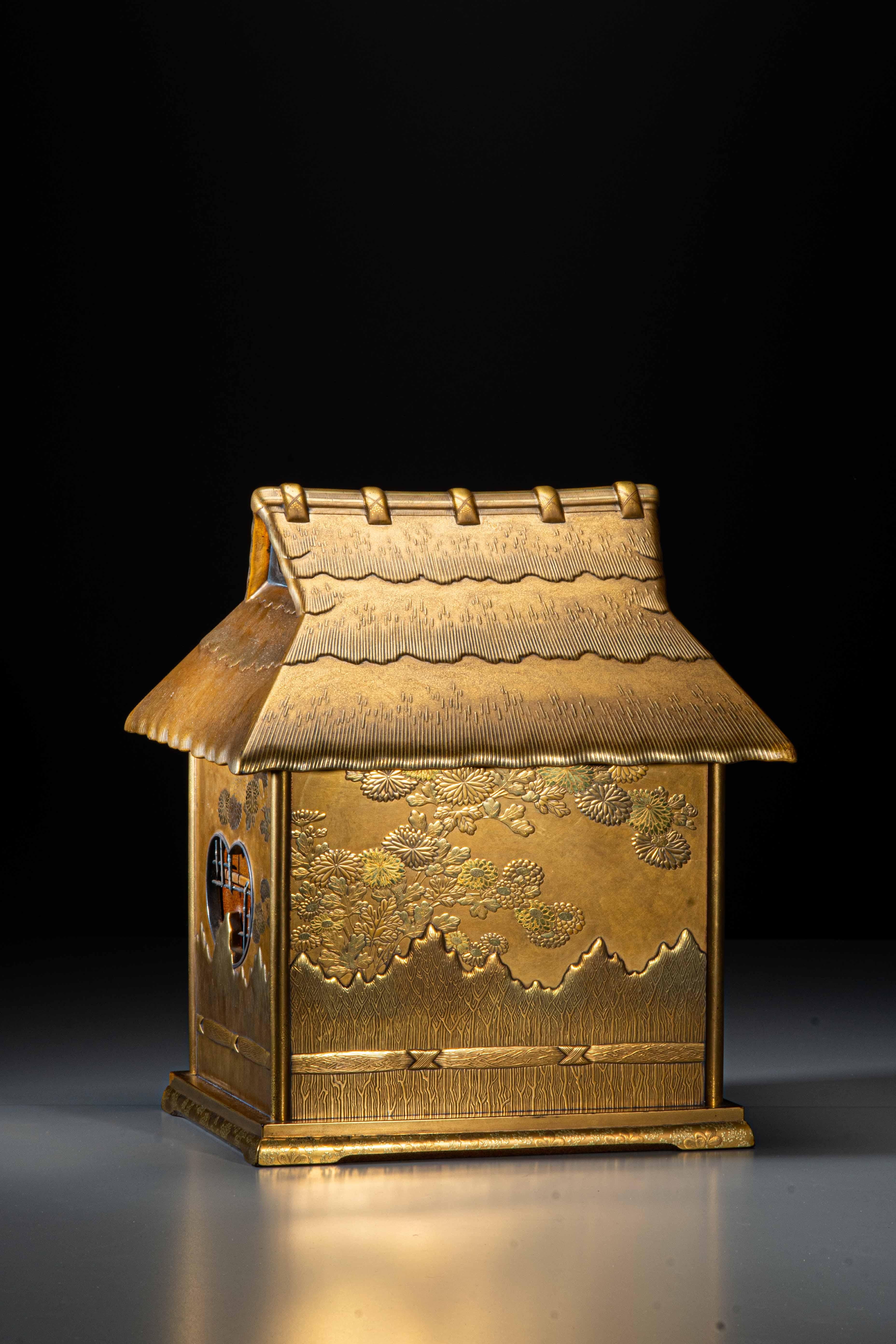 Un kodansu de laca dorada en forma de casita minka Japanese en venta