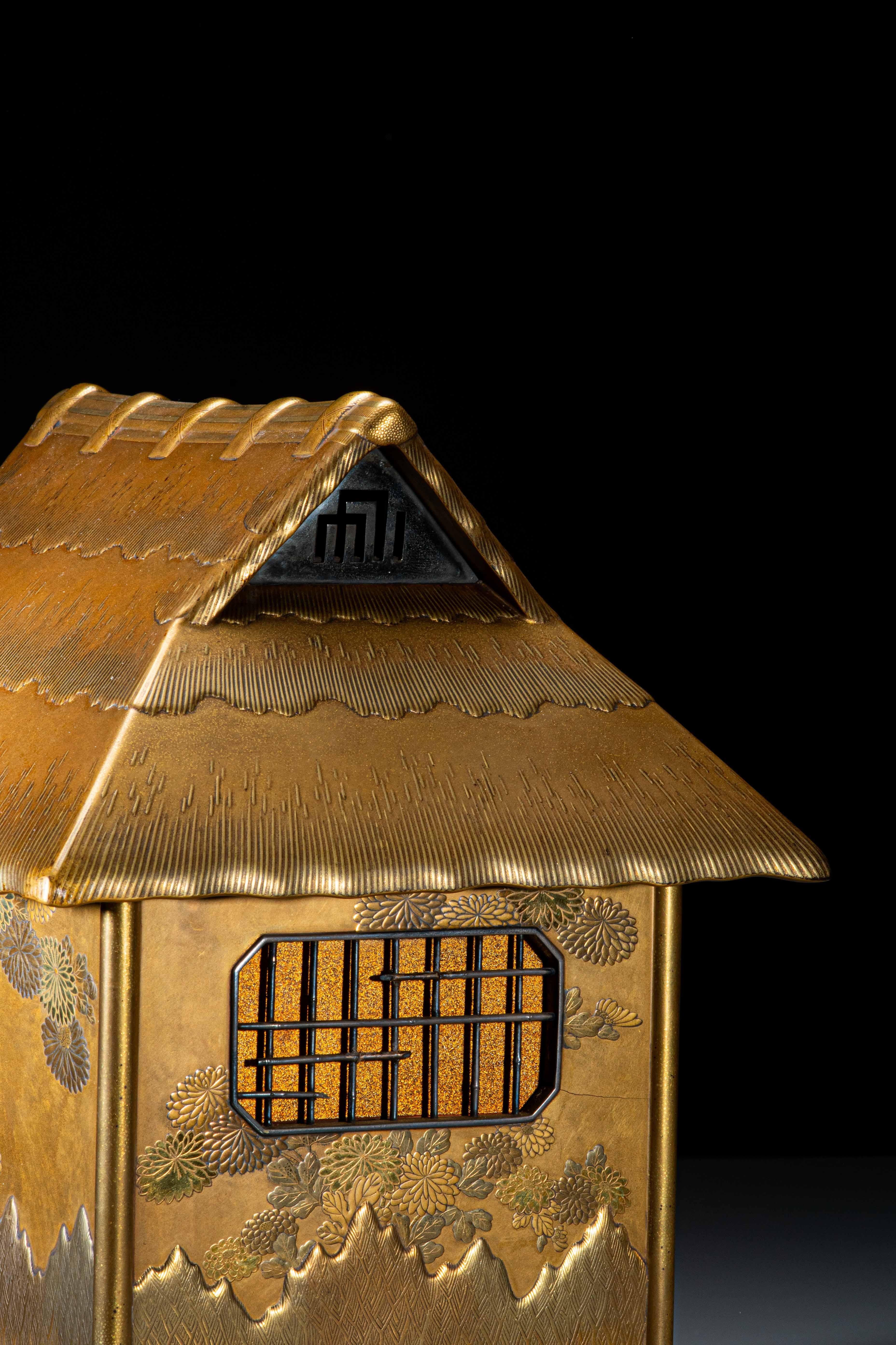 Un kodansu de laca dorada en forma de casita minka 19th Century en venta