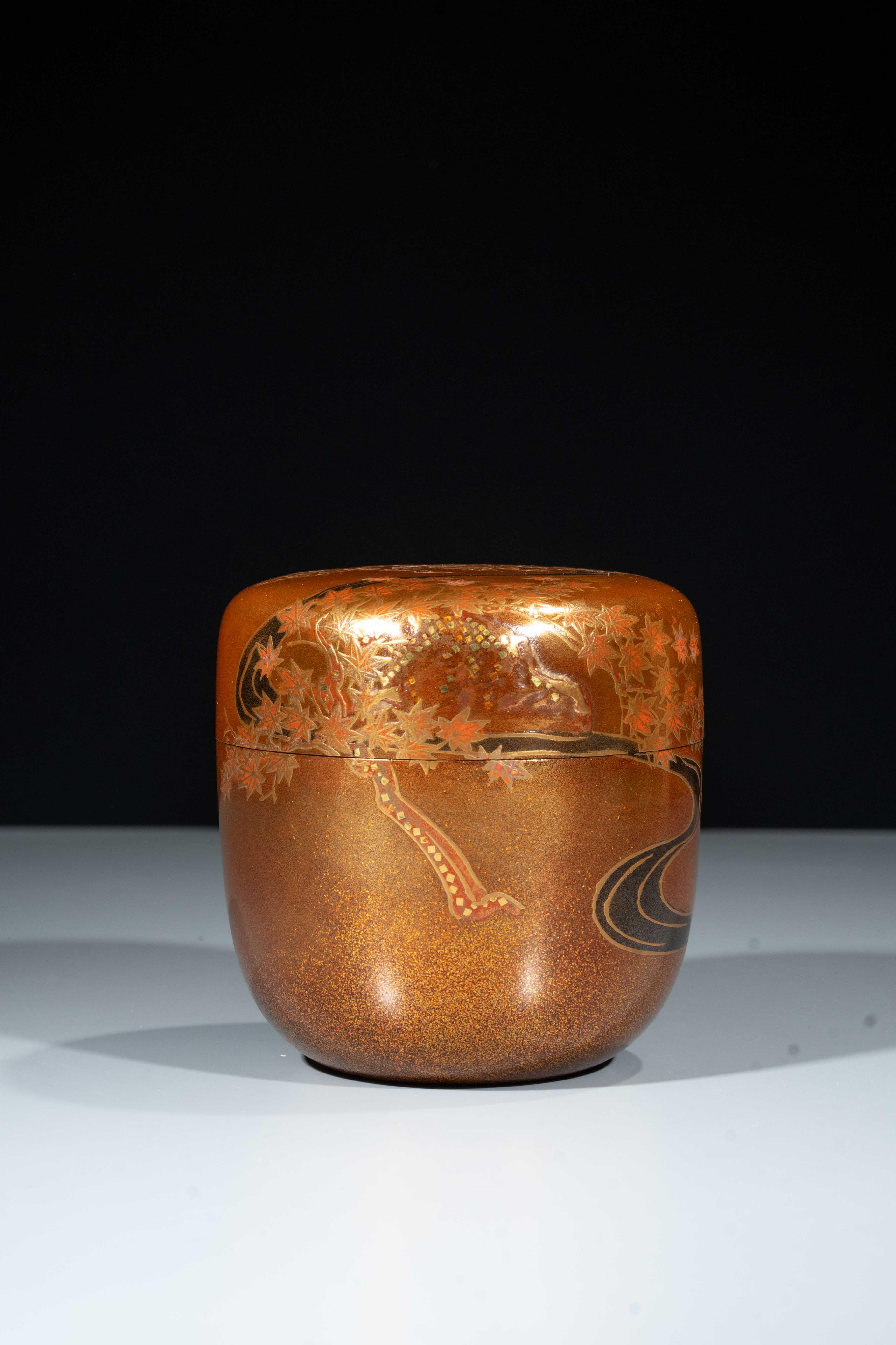 Eine goldlackierte Natsume mit Ahornblättern und einem Bach (Japanisch) im Angebot