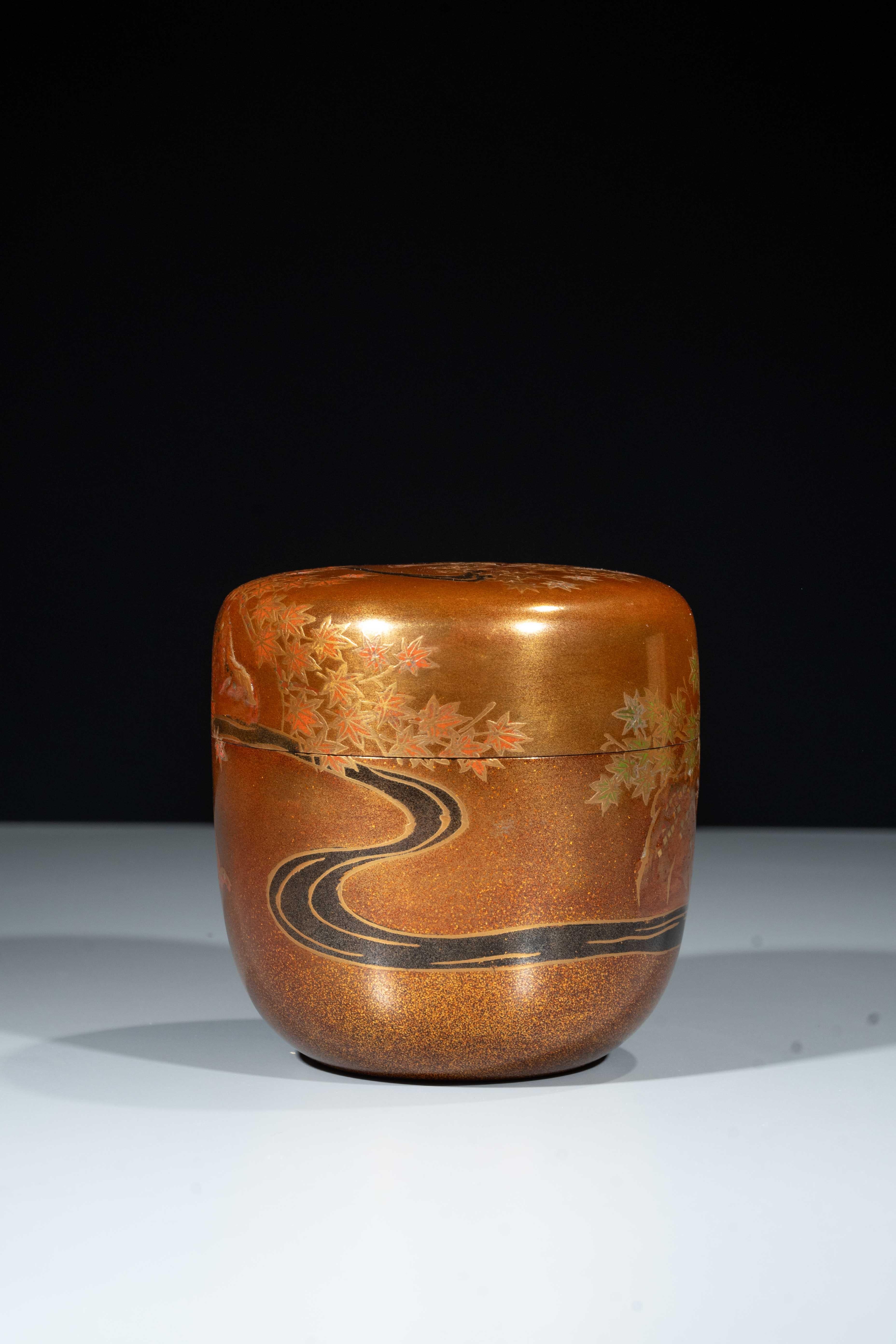 Eine goldlackierte Natsume mit Ahornblättern und einem Bach (Japanlack) im Angebot