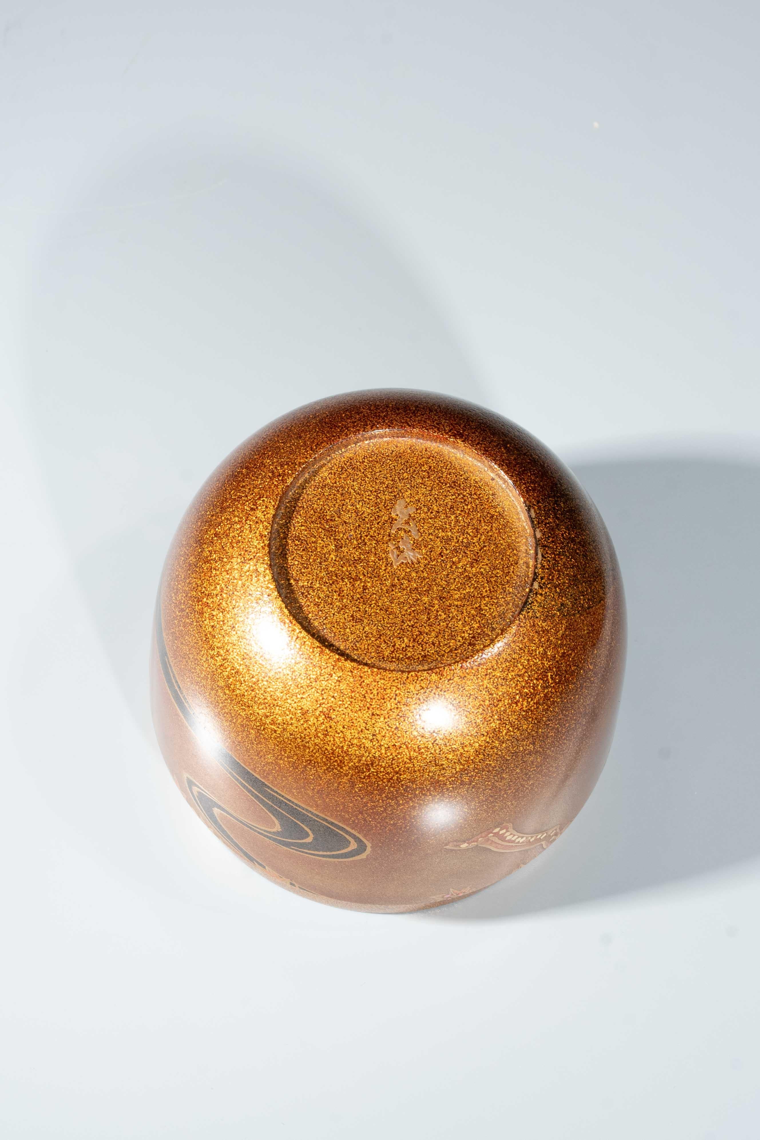 Eine goldlackierte Natsume mit Ahornblättern und einem Bach im Angebot 2