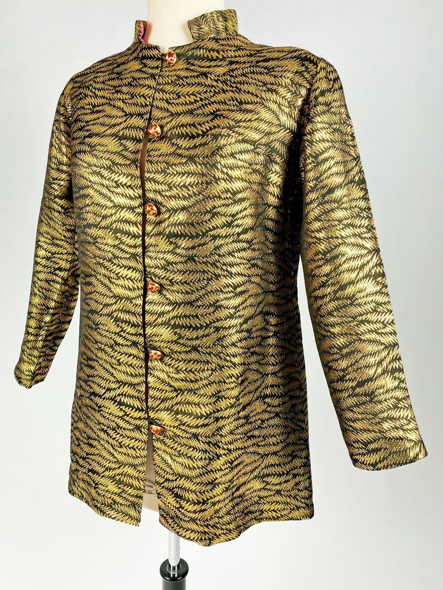 Una chaqueta de noche modernista de lamé dorado y tafetán estampado -Francia Circa 1970-1980 en venta 5
