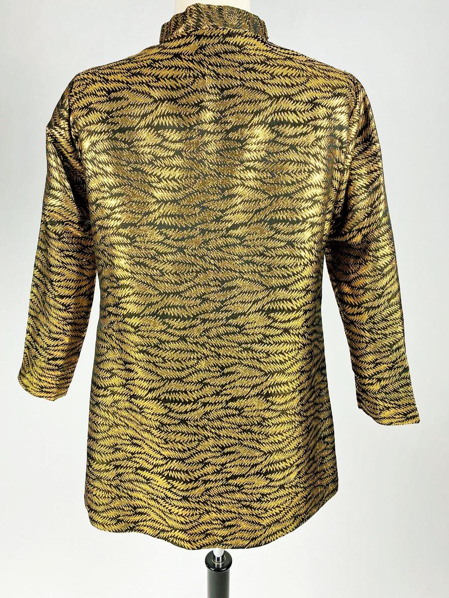 A Gold lamé and taffeta printed Modernist evening jacket -France Circa 1970-1980 For Sale 8