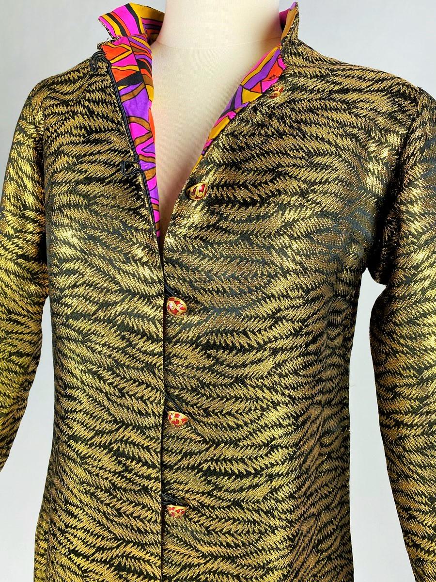 A Gold lamé and taffeta printed Modernist evening jacket -France Circa 1970-1980 For Sale 10