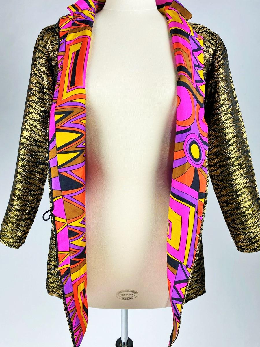 A Gold lamé and taffeta printed Modernist evening jacket -France Circa 1970-1980 For Sale 11