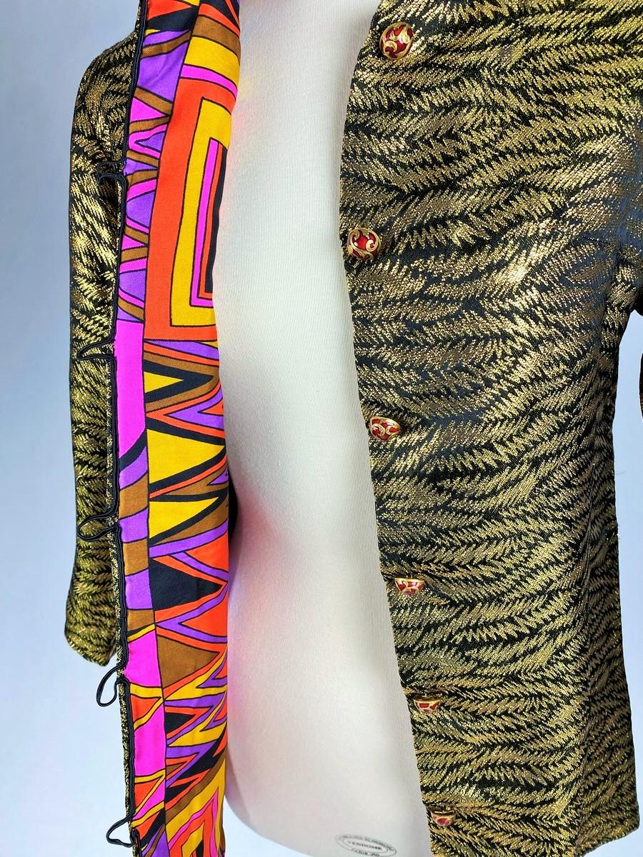 Una chaqueta de noche modernista de lamé dorado y tafetán estampado -Francia Circa 1970-1980 en venta 11