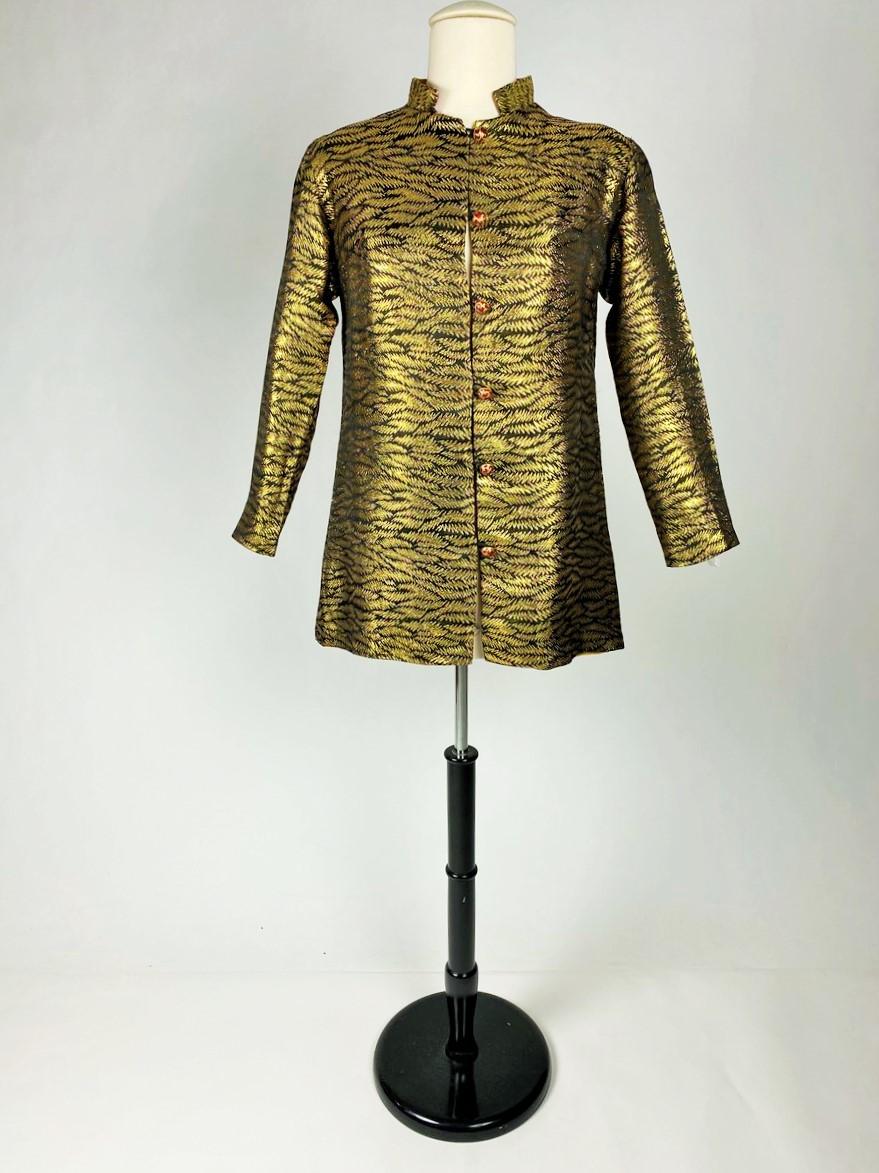 A Gold lamé and taffeta printed Modernist evening jacket -France Circa 1970-1980 For Sale 2
