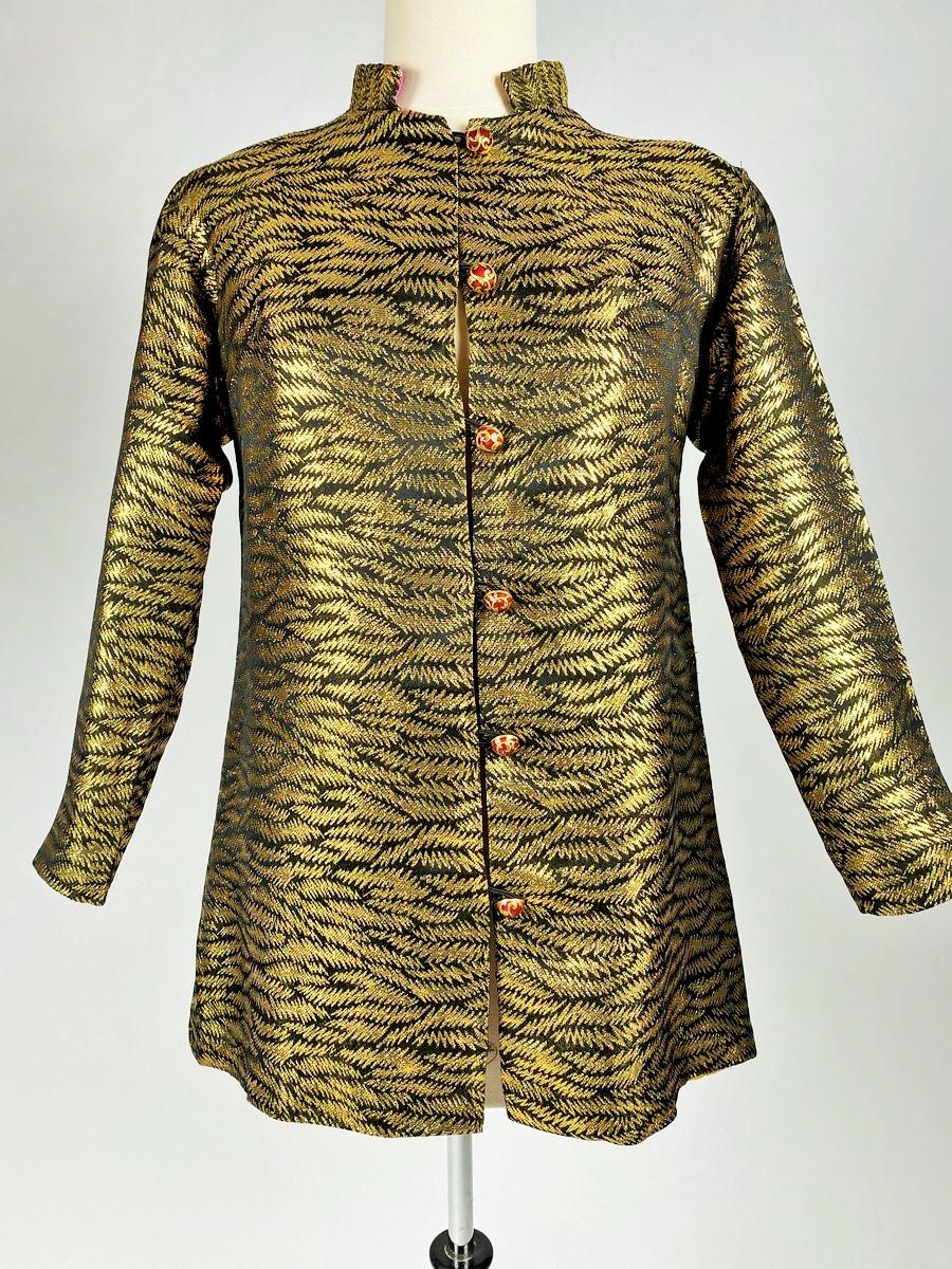 A Gold lamé and taffeta printed Modernist evening jacket -France Circa 1970-1980 For Sale 3