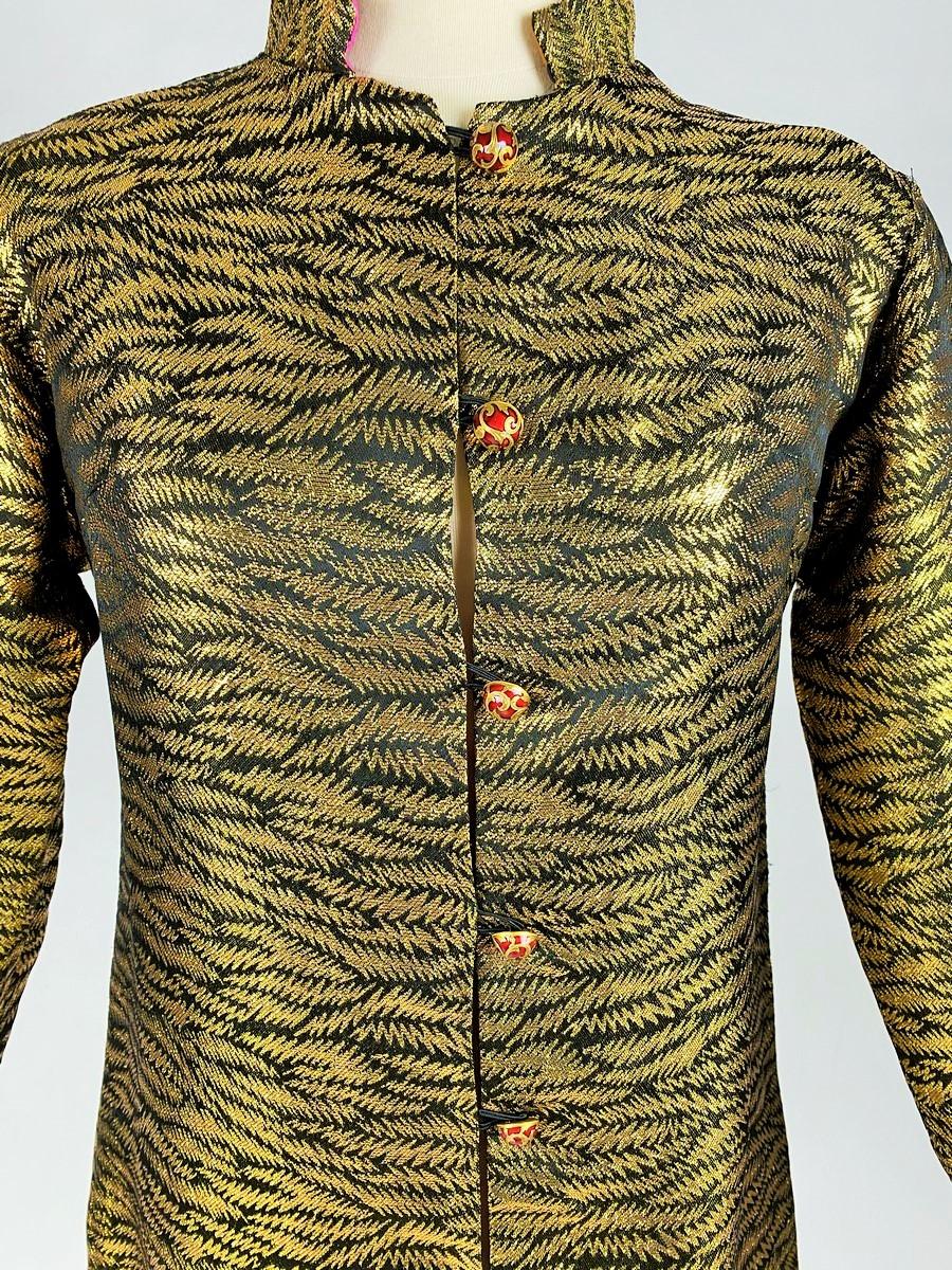 Una chaqueta de noche modernista de lamé dorado y tafetán estampado -Francia Circa 1970-1980 en venta 3