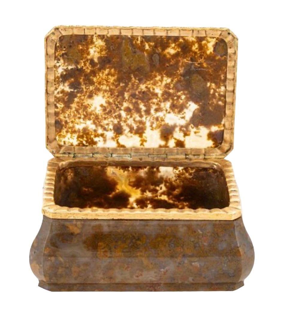 A Gold Mounted Moss Agate Snuff Box For Sale 3