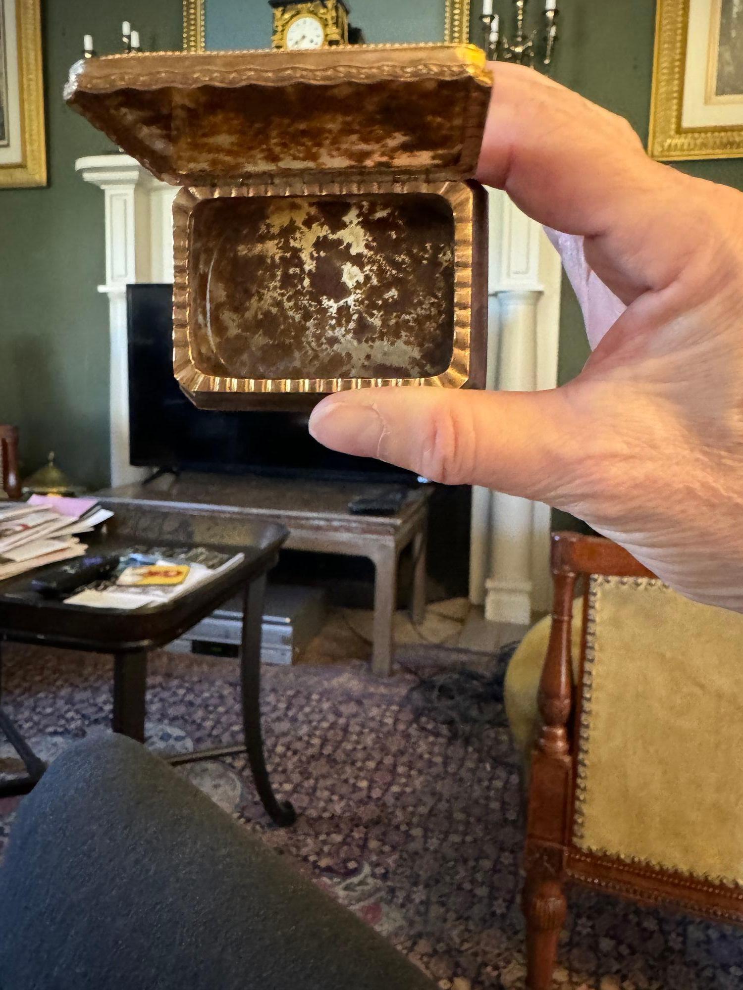 Carved A Gold Mounted Moss Agate Snuff Box For Sale