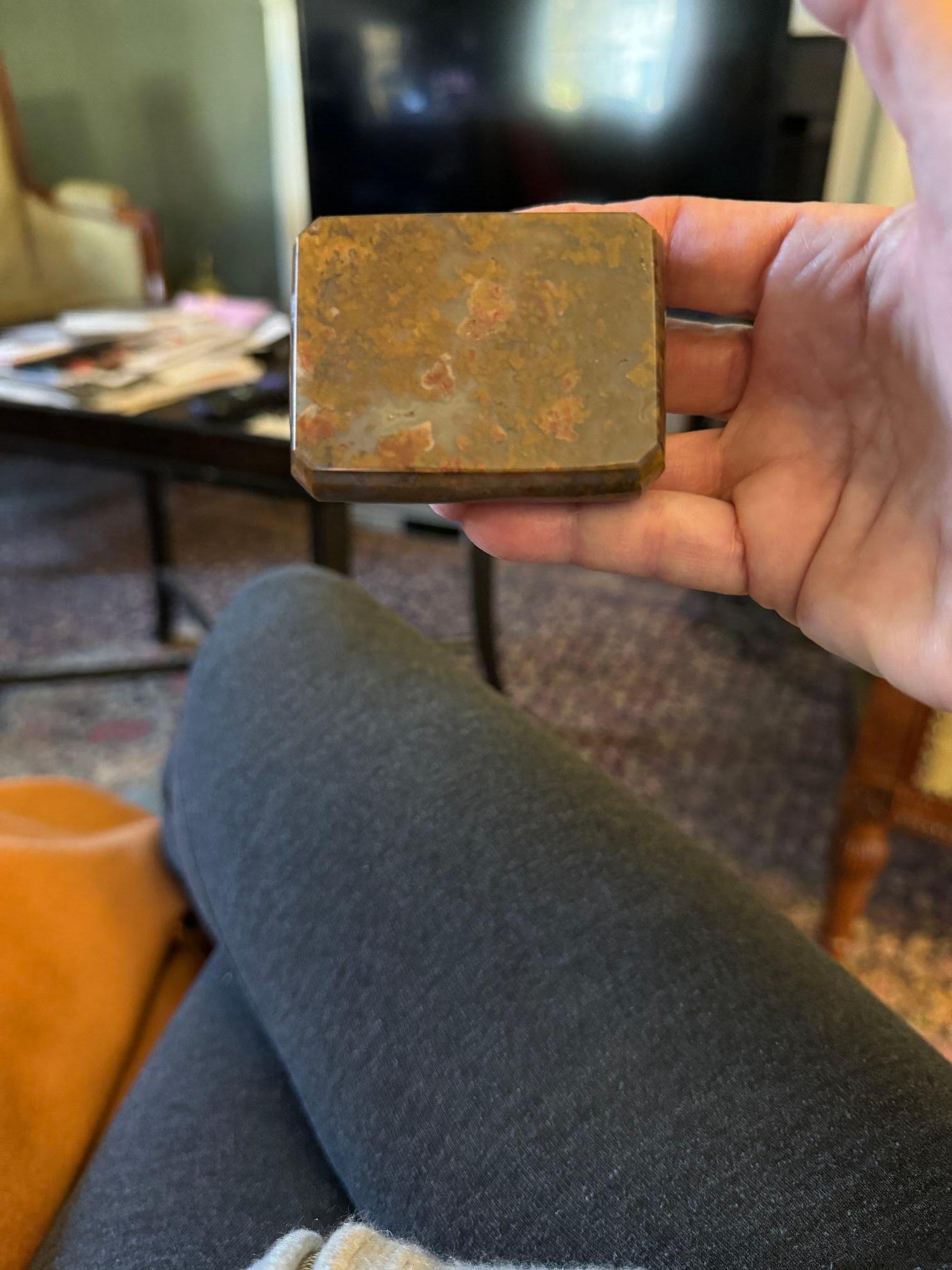 A Gold Mounted Moss Agate Snuff Box In Good Condition For Sale In Spencertown, NY