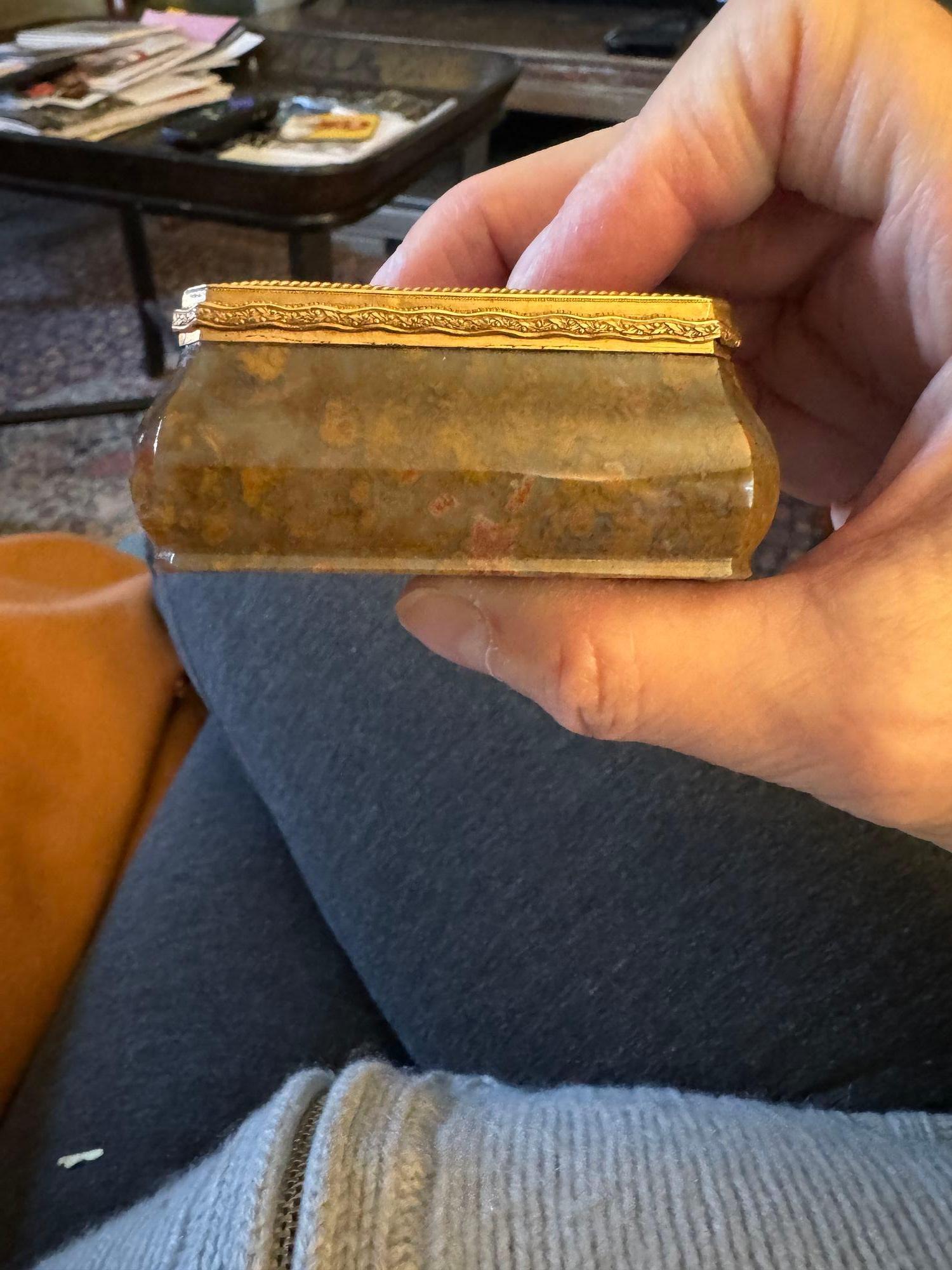 A Gold Mounted Moss Agate Snuff Box For Sale 1