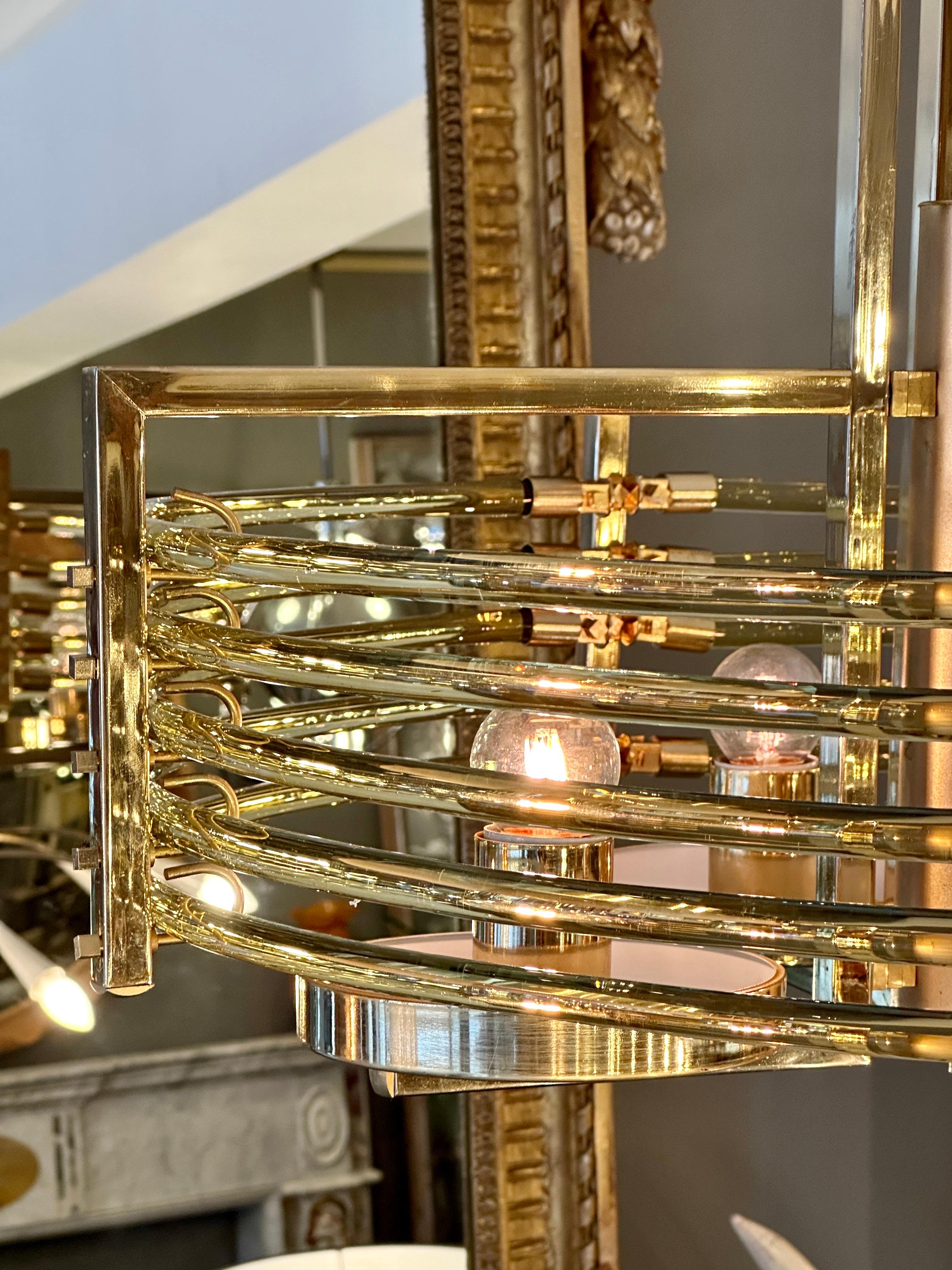  Un modèle rare de Gaetano Sciolari en plaque d'or et diffuseurs tubulaires en verre de Murano ambre/or. Pièces de très bonne qualité datant du milieu du siècle, typiques du design moderniste de Sciolaris. Avec des tubes circulaires en verre de