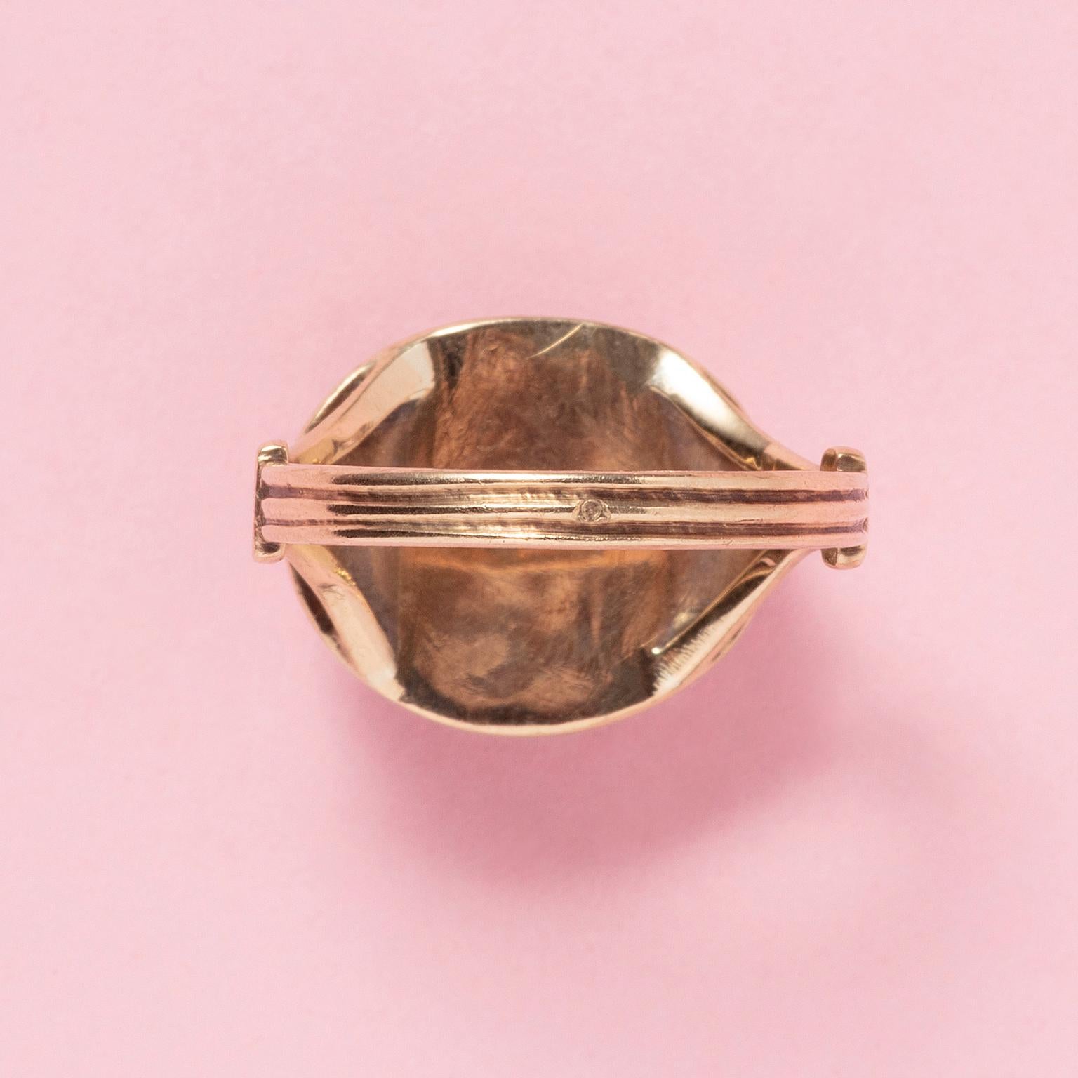 A Gold Ring with a Coral Cameo In Good Condition In Amsterdam, NL