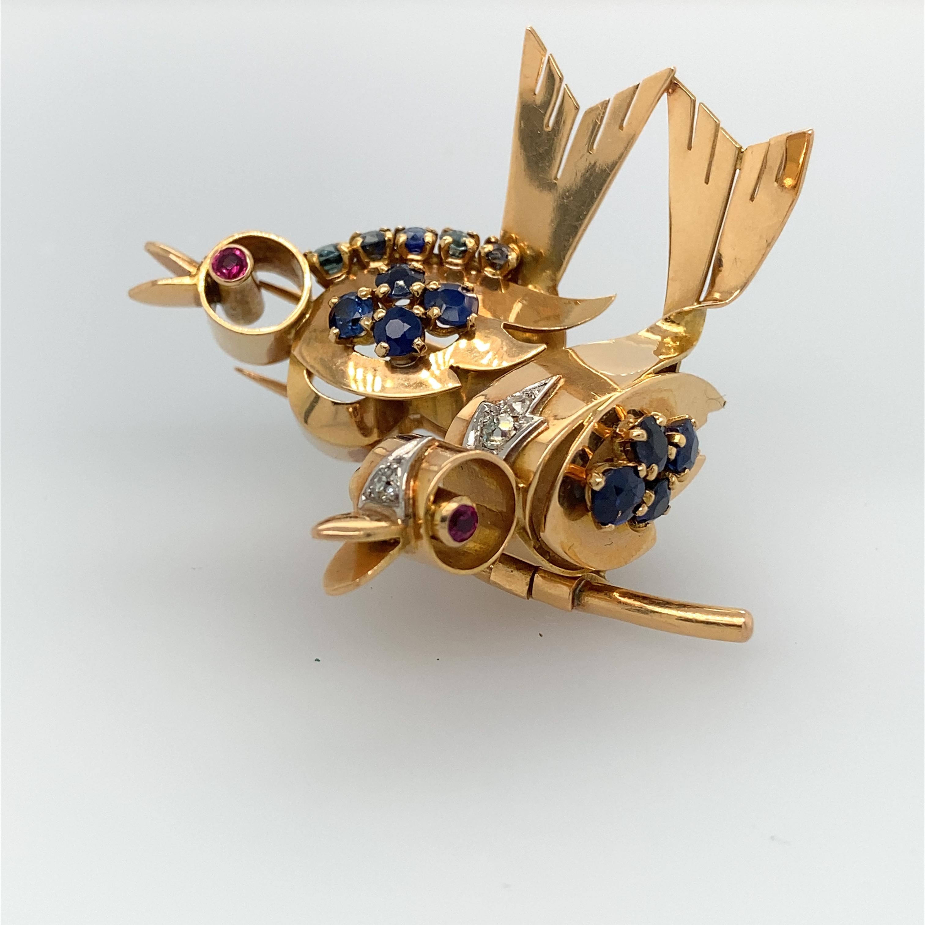Vogelbrosche aus Gold mit Saphiren, Rubinen und Diamanten, Mauboussin zugeschrieben (Retro) im Angebot