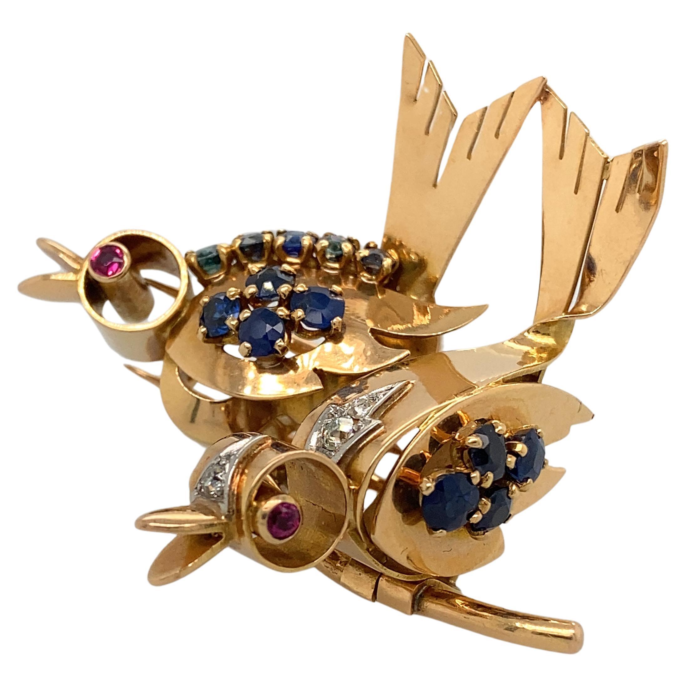 Broche oiseau en or, saphir, rubis et diamants attribuée à Mauboussin en vente