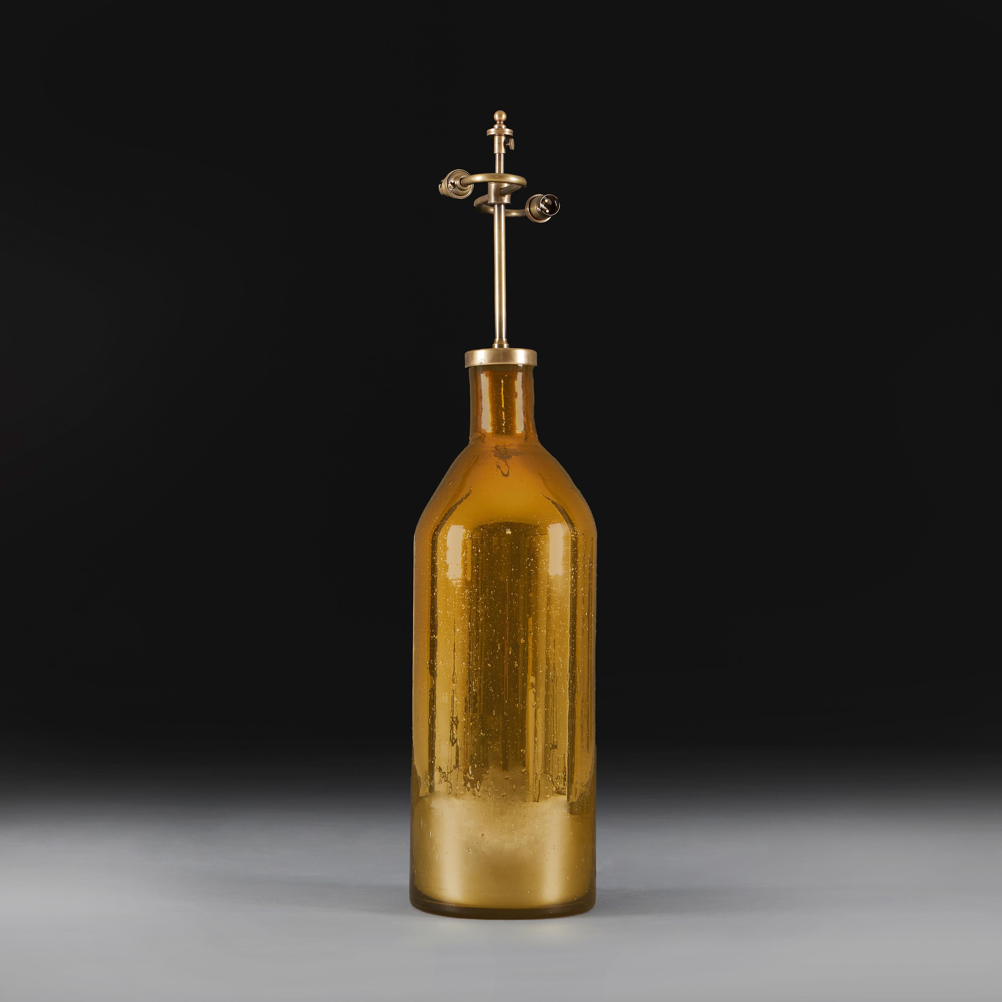 Français Lampe de table torpille en verre églomisé vert or en vente