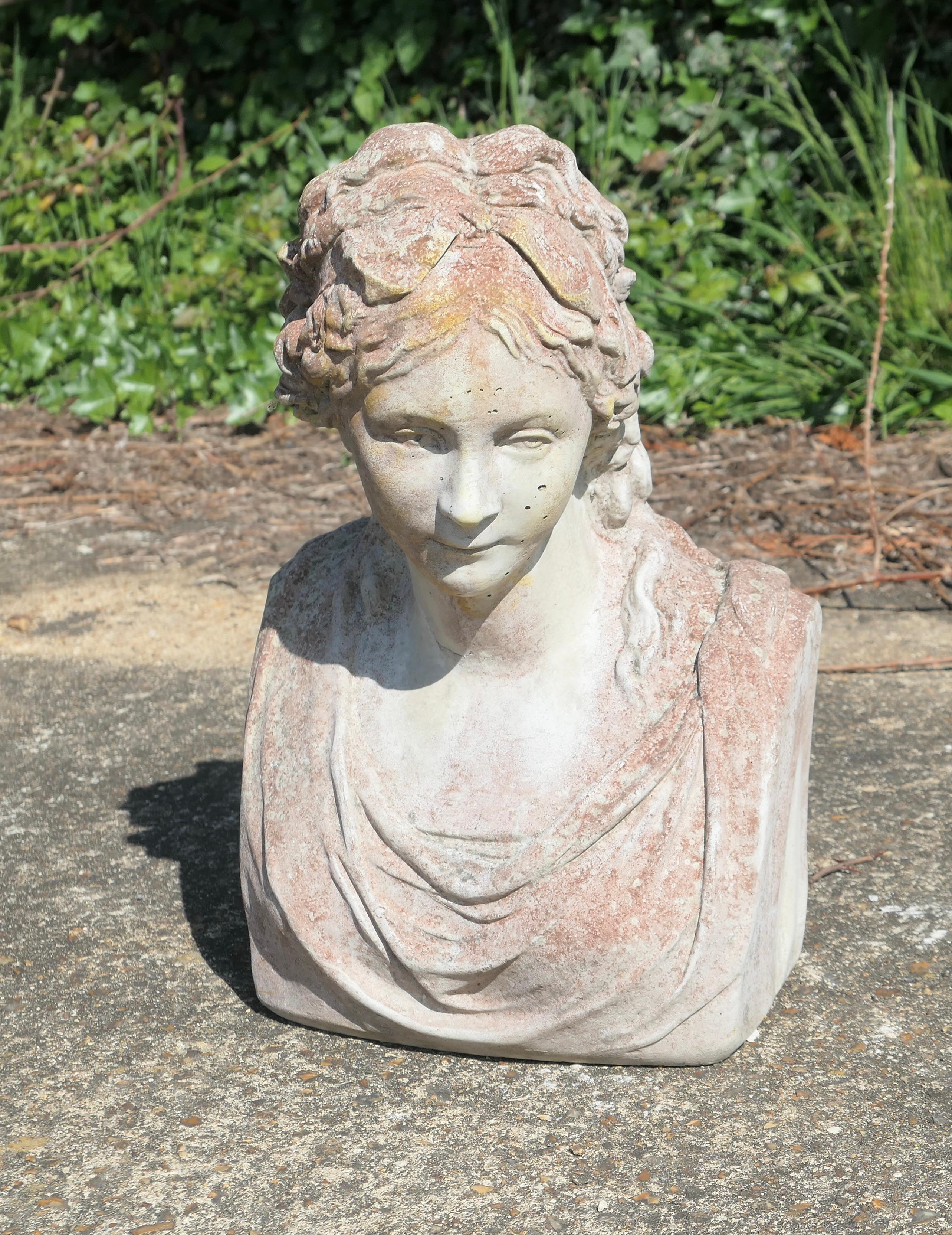 Un buon busto classico di donna invecchiata

Si tratta di un buon busto di donna di grandi dimensioni, di buona qualità, realizzato in pietra composta e con un'attraente patina di invecchiamento. 
La statua è alta 21