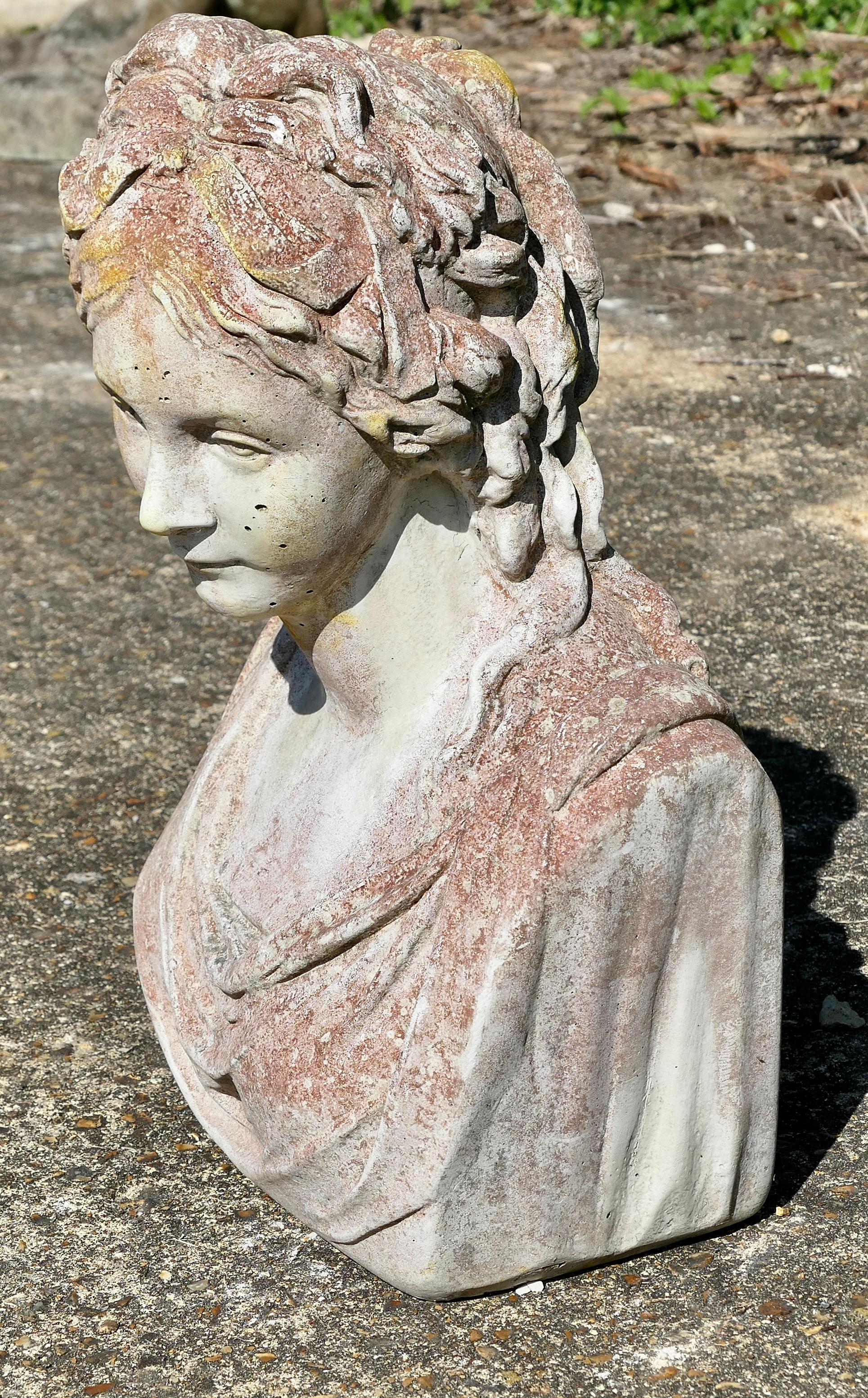 Art Déco Un buon busto classico di donna invecchiata  Si tratta di un bel busto di donna di grandi dimensioni in vendita