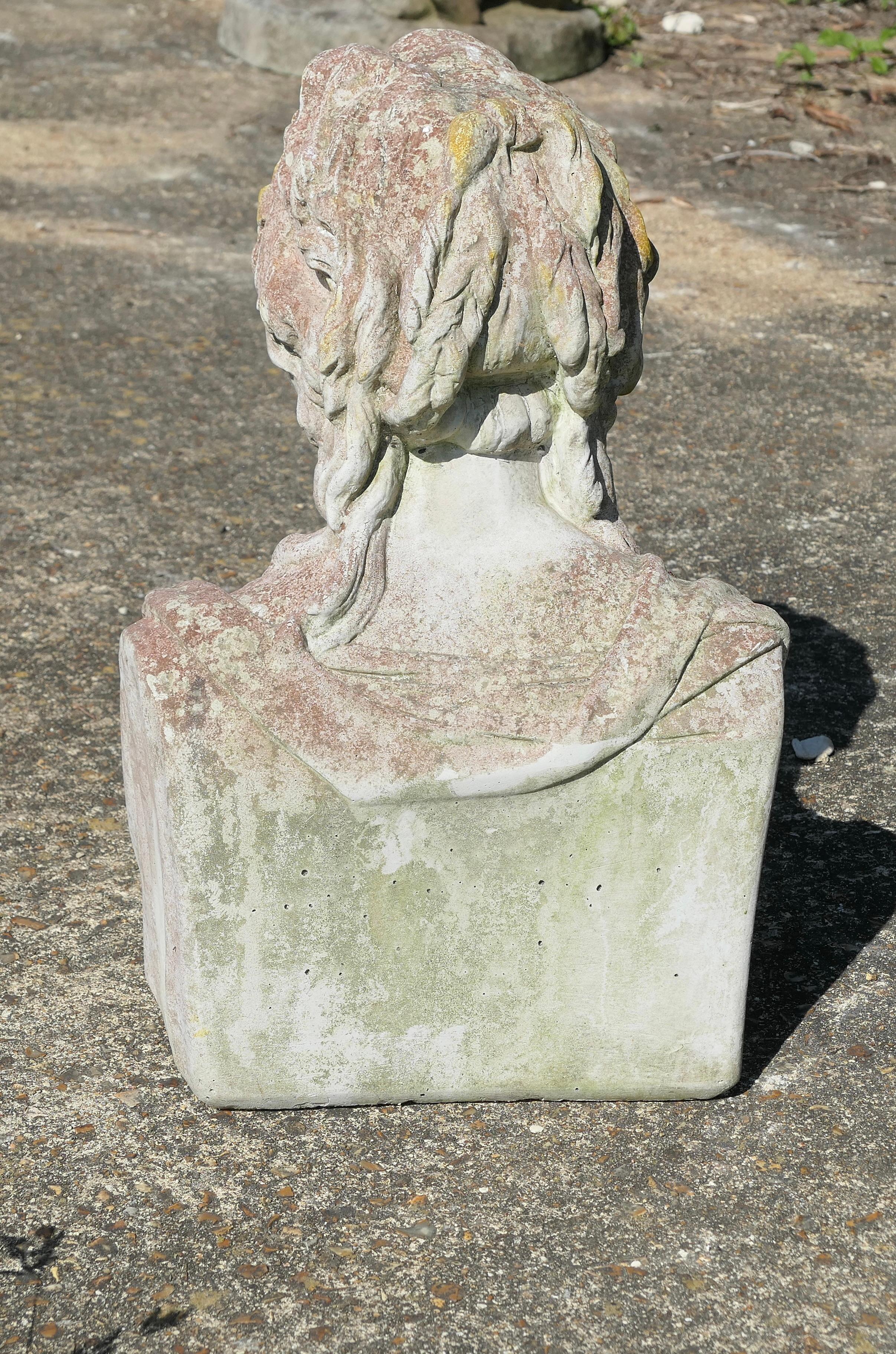 Un buon busto classico di donna invecchiata  Si tratta di un bel busto di donna di grandi dimensioni In condizioni buone in vendita a Godshill, Isle of Wight