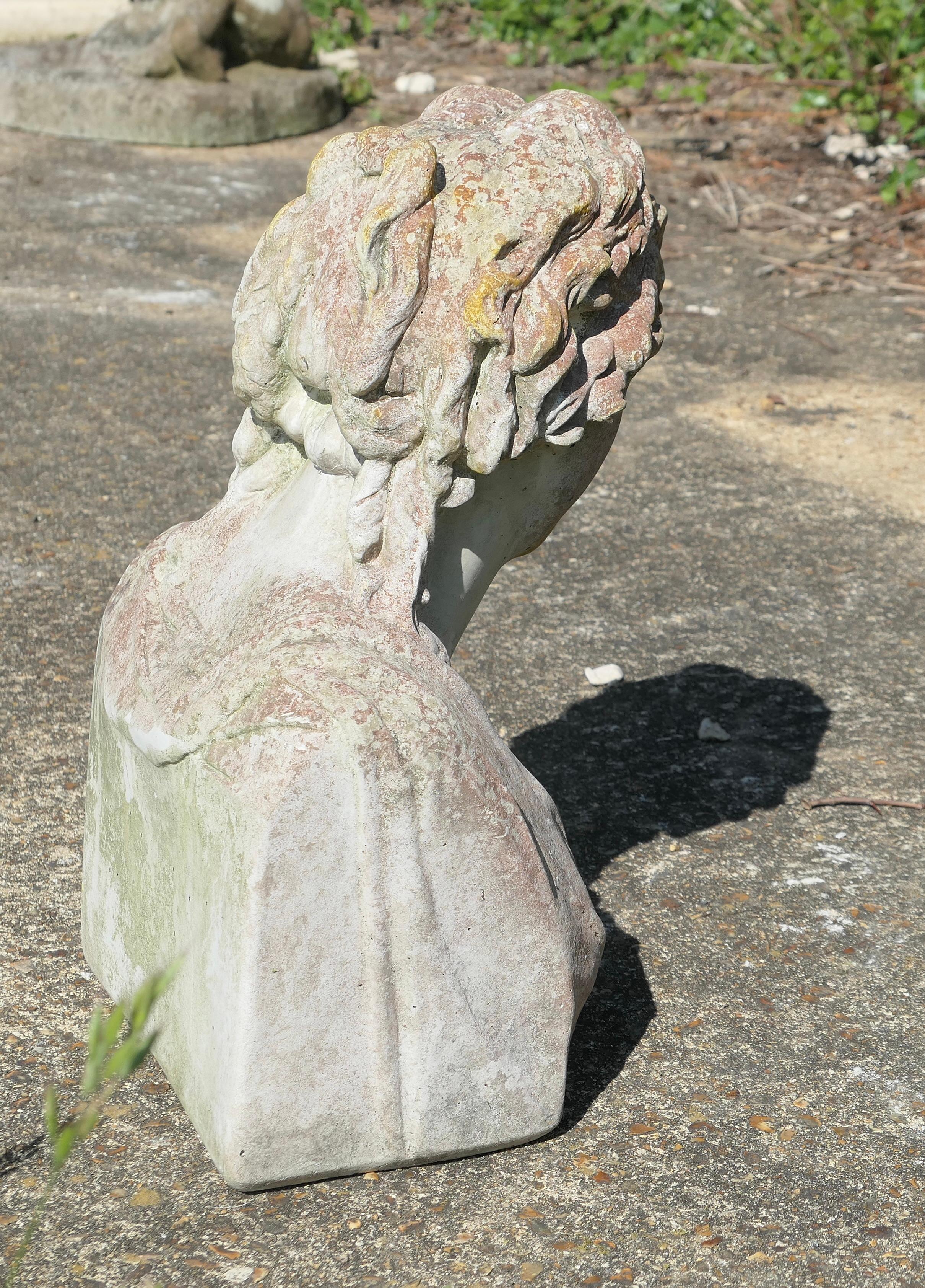 Metà XX secolo Un buon busto classico di donna invecchiata  Si tratta di un bel busto di donna di grandi dimensioni in vendita