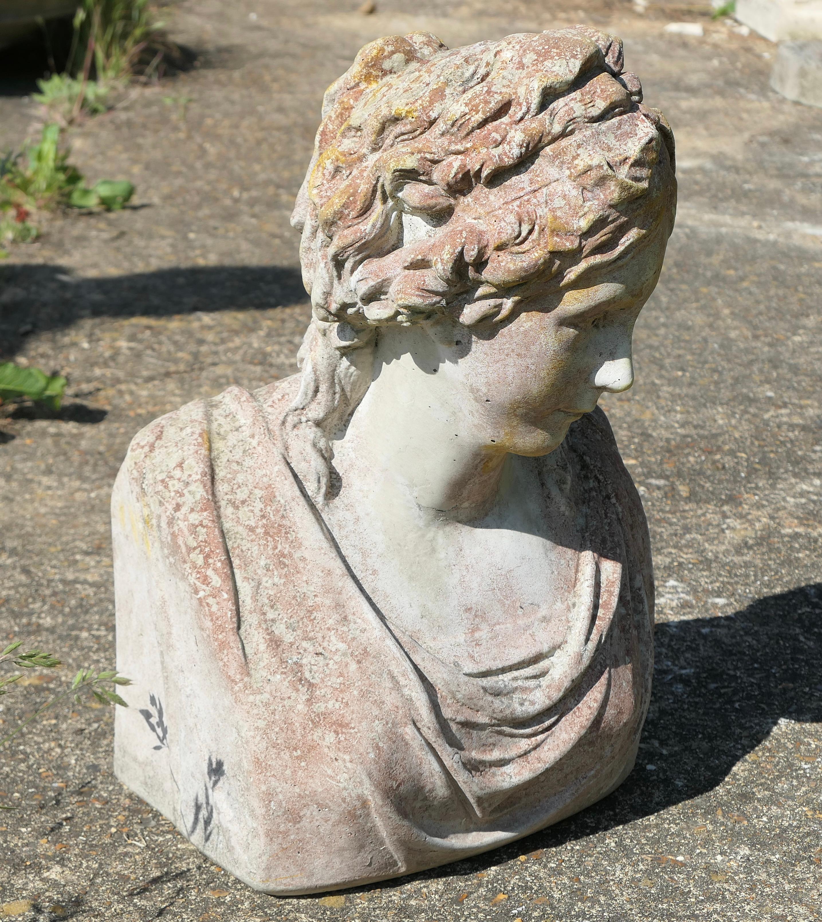Calcestruzzo Un buon busto classico di donna invecchiata  Si tratta di un bel busto di donna di grandi dimensioni in vendita