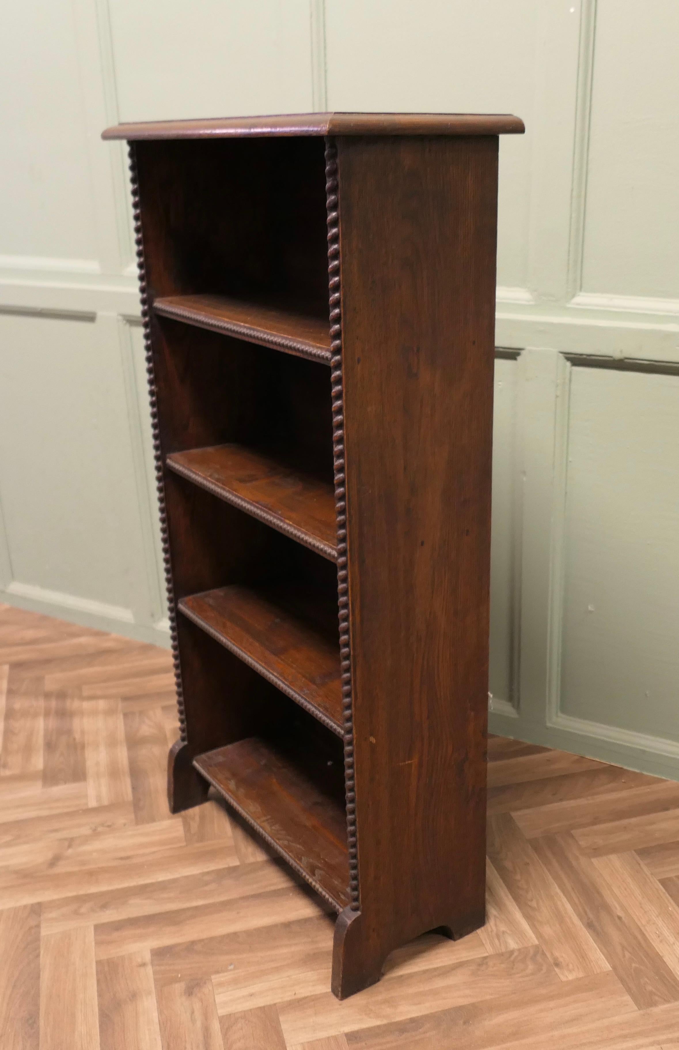 A Good Early 20th Century Open Oak Bookcase  This is an attractive piece In Good Condition For Sale In Godshill, Isle of Wight
