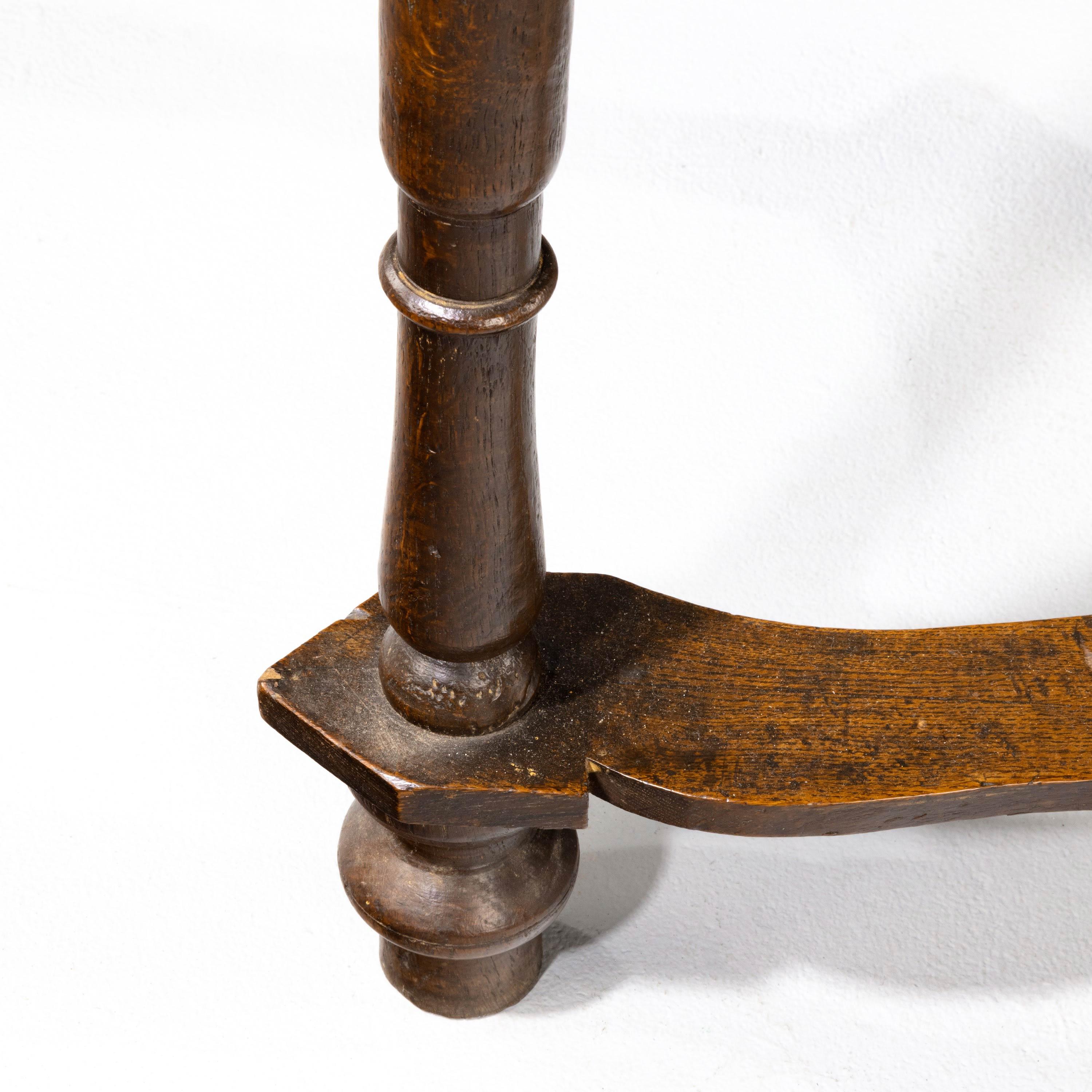 A good, early, Queen Anne period, oak side table. Centre standing on well-turned supports with an X-cross stretcher. Excellent original condition and patina.
             