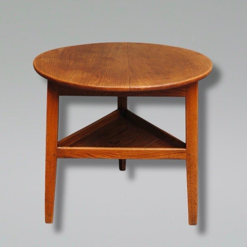 Un buen ejemplo de mesa de cricket de olmo en estado original , gran color y pátina.
Alrededor de 1800